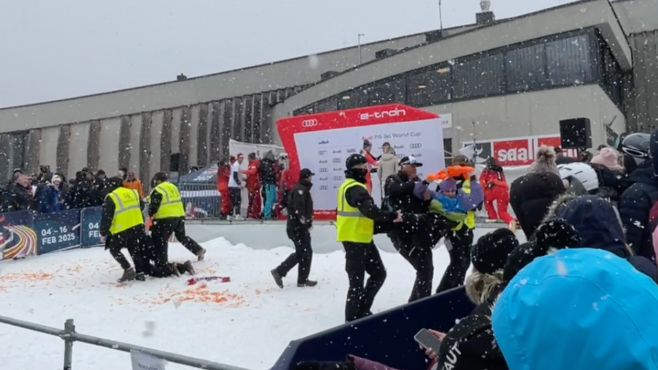 Aktivisten der "Letzten Generation" störten die Siegerehrung in Saalbach.
