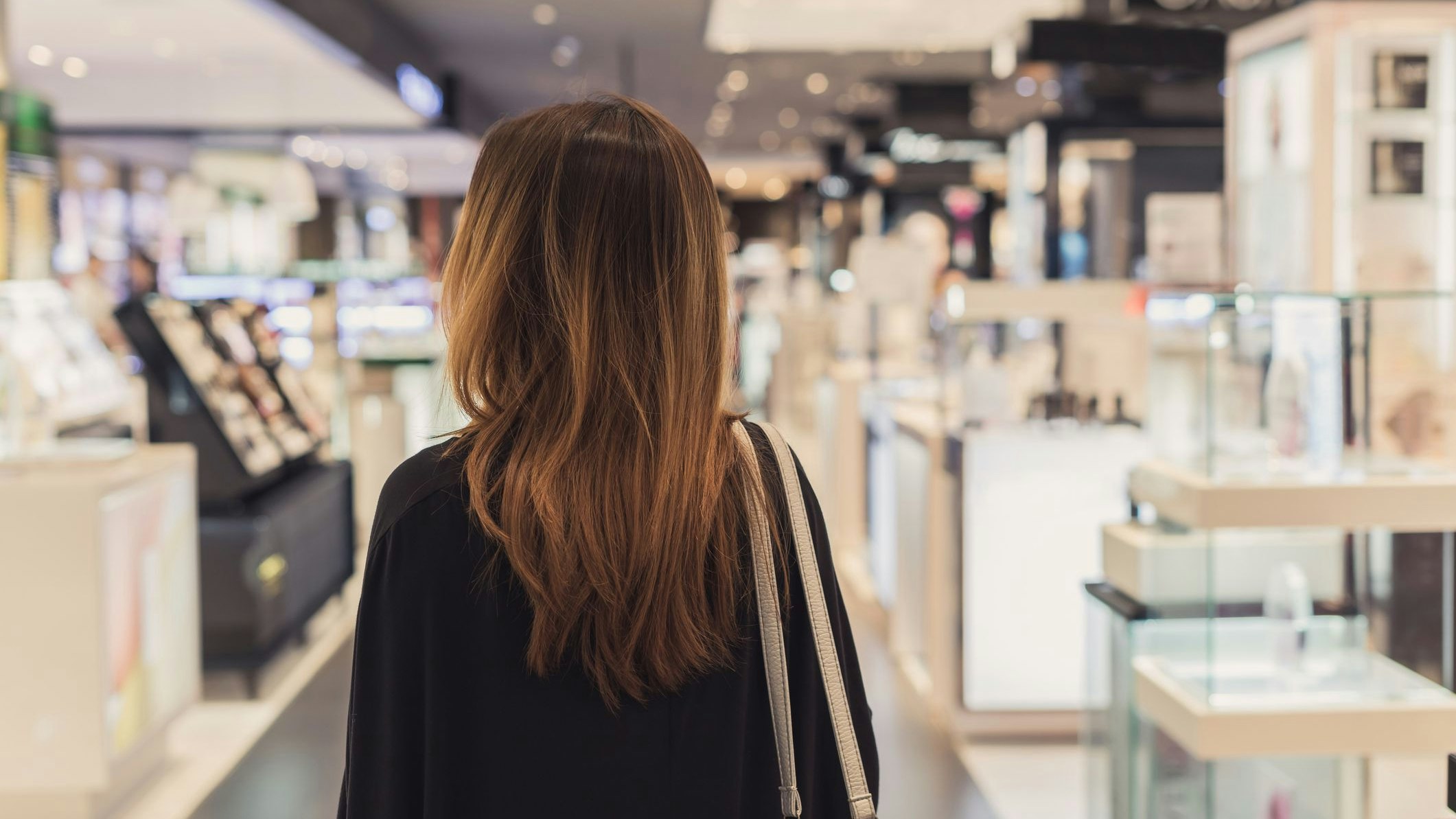 Symbolbild einer jungen Frau in einem Einkaufszentrum