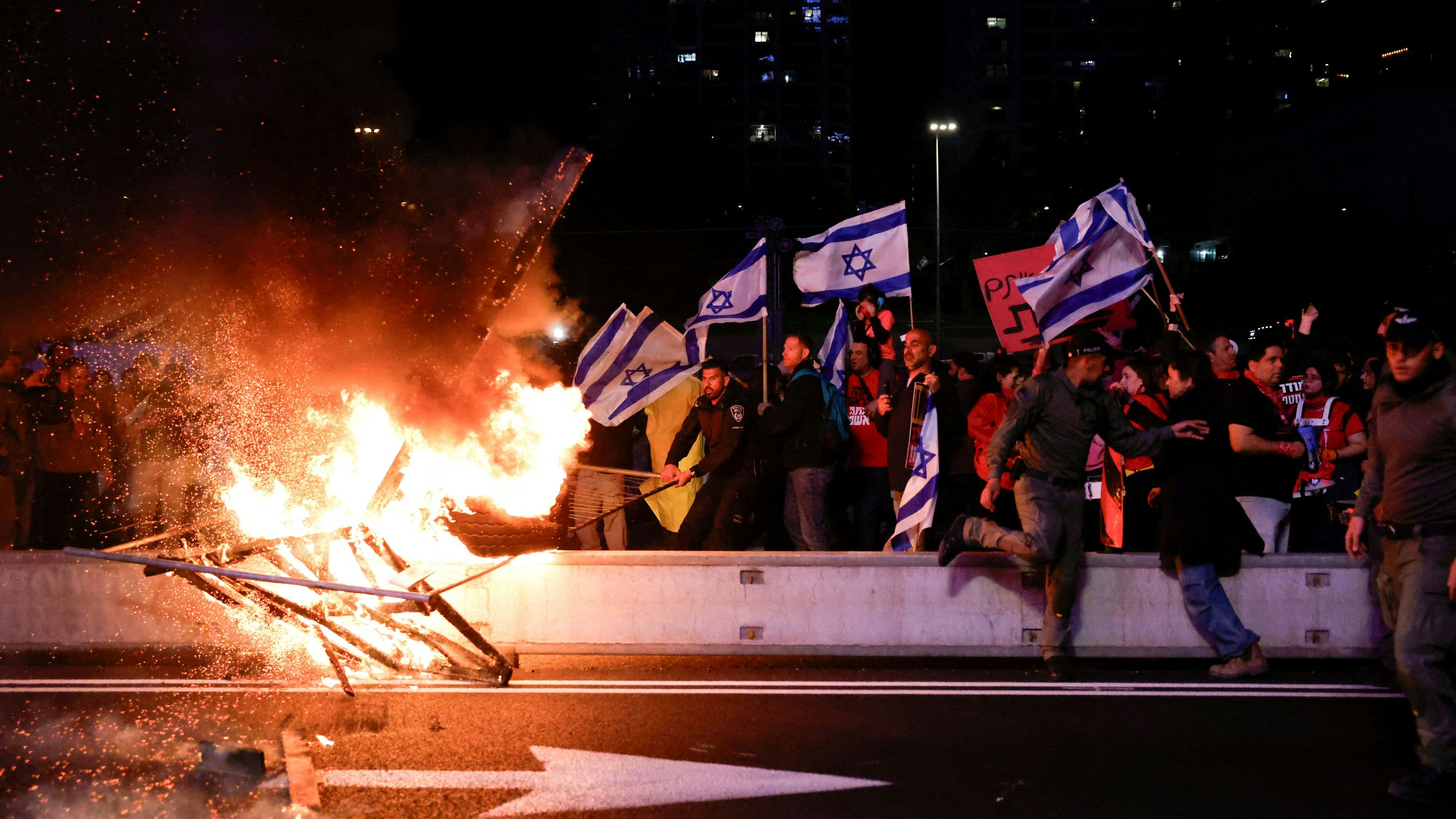 Tausende demonstrieren auf den Strassen Israels für die Freilassung der Geiseln (23. März 2024).