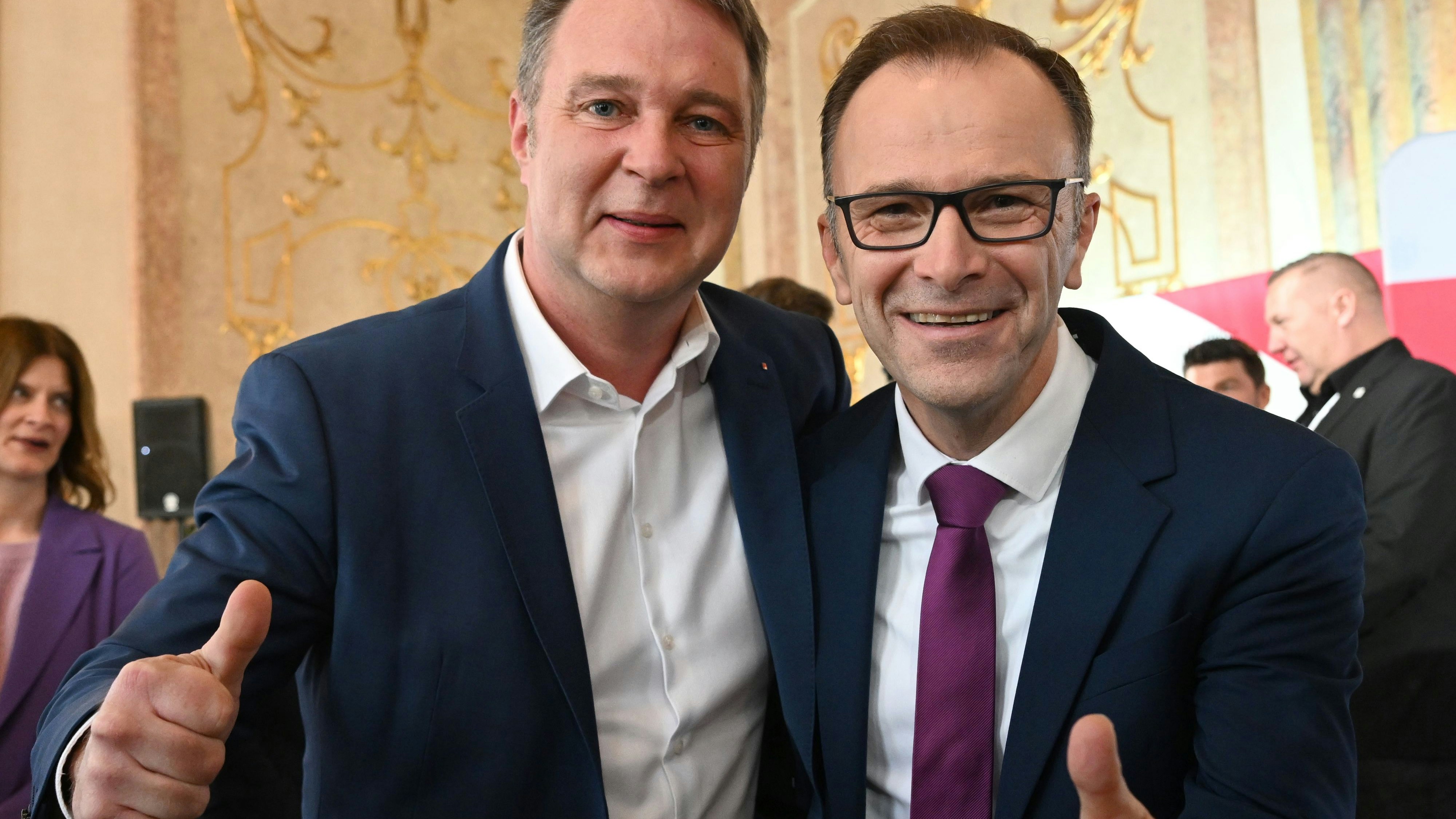 SPÖ-Chef Andreas Babler mit dem designierten Bürgermeister in Salzburg, Bernhard Auinger (SPÖ), nach dem Wahlsieg am 24. März 2024