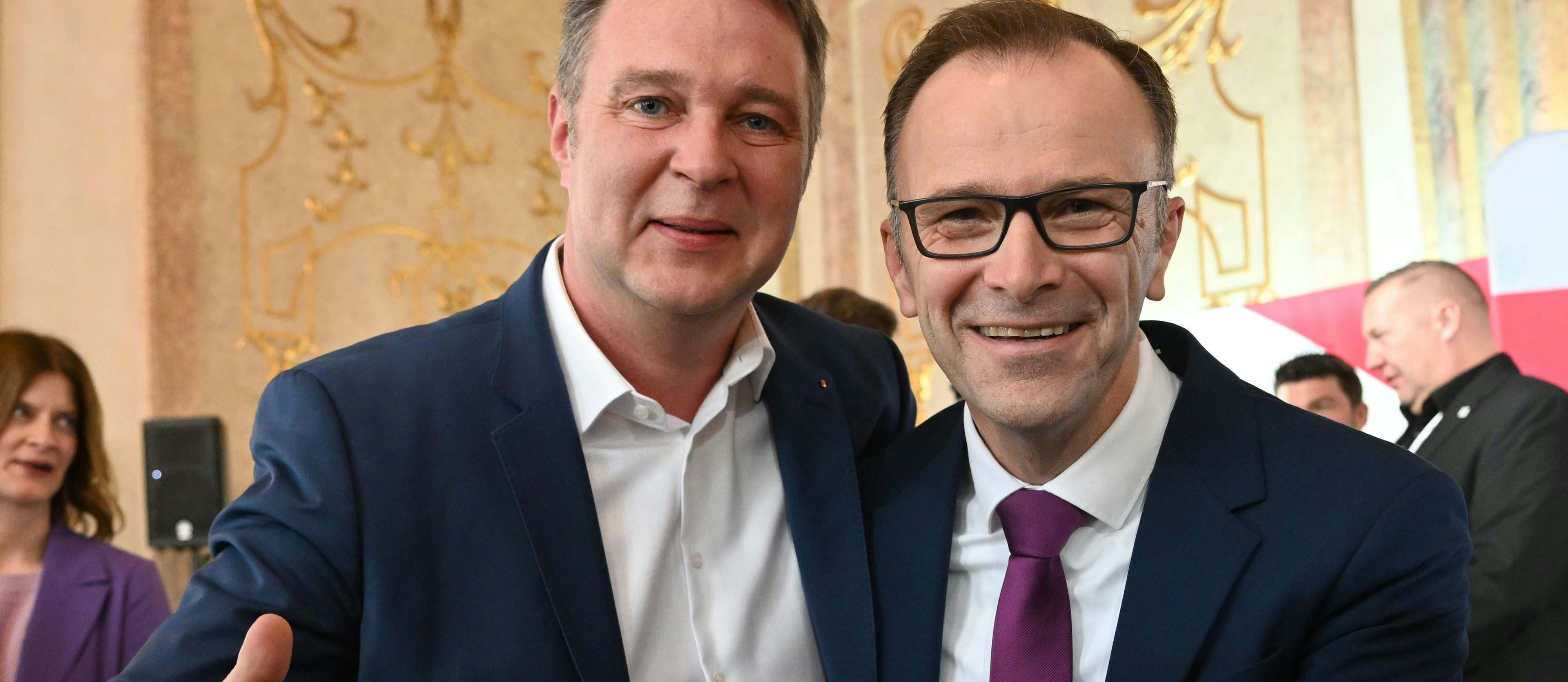 SPÖ-Chef Andreas Babler mit dem designierten Bürgermeister in Salzburg, Bernhard Auinger (SPÖ), nach dem Wahlsieg am 24. März 2024