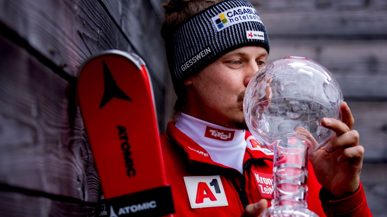 Manuel Feller mit Slalom-Kristall.