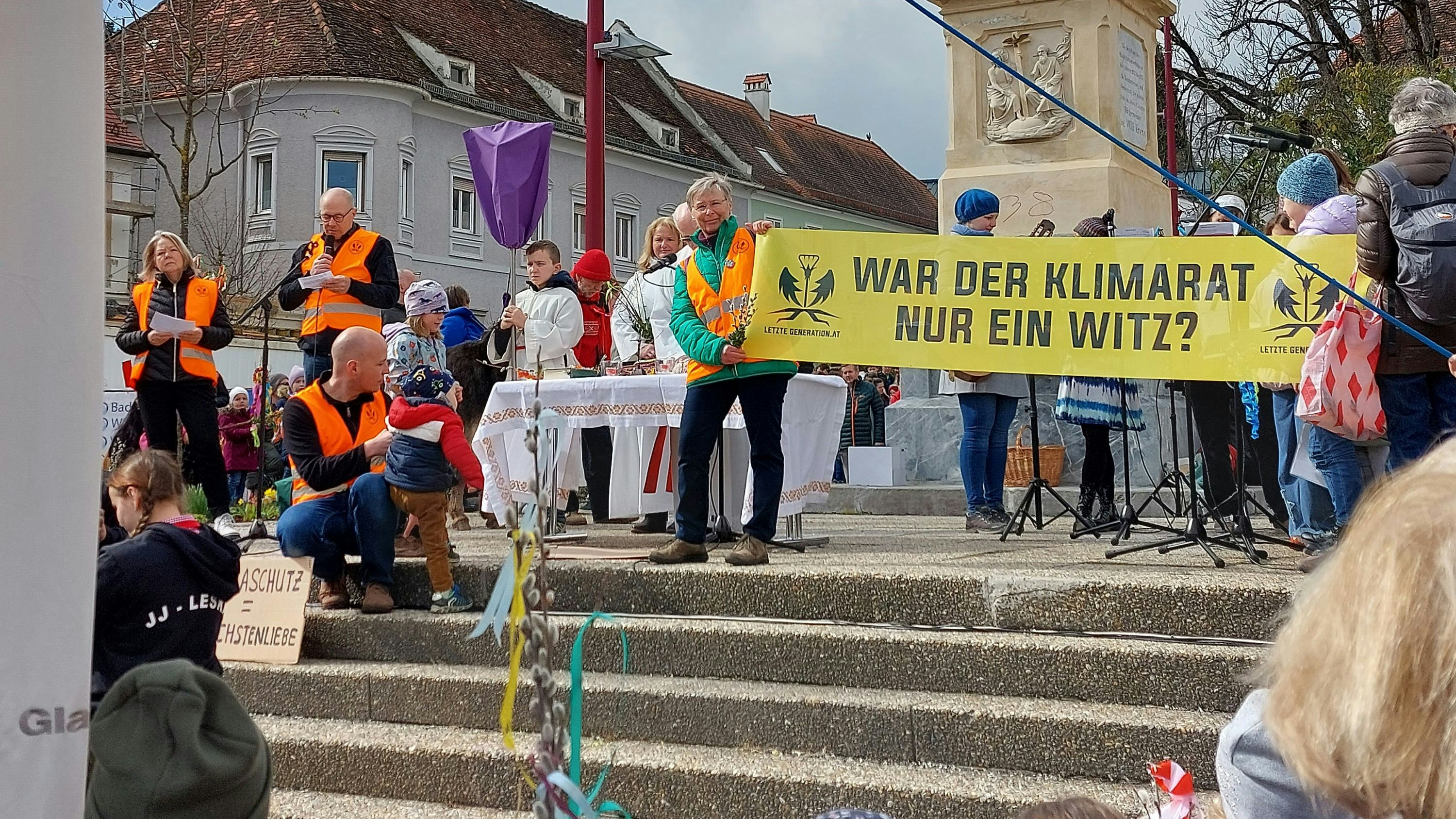 Protestaktion von Klima-Aktivisten der Letzten Generation bei traditioneller Palmweihe am Weizer Hauptplatz am Palmsonntag, 24. März 2024.