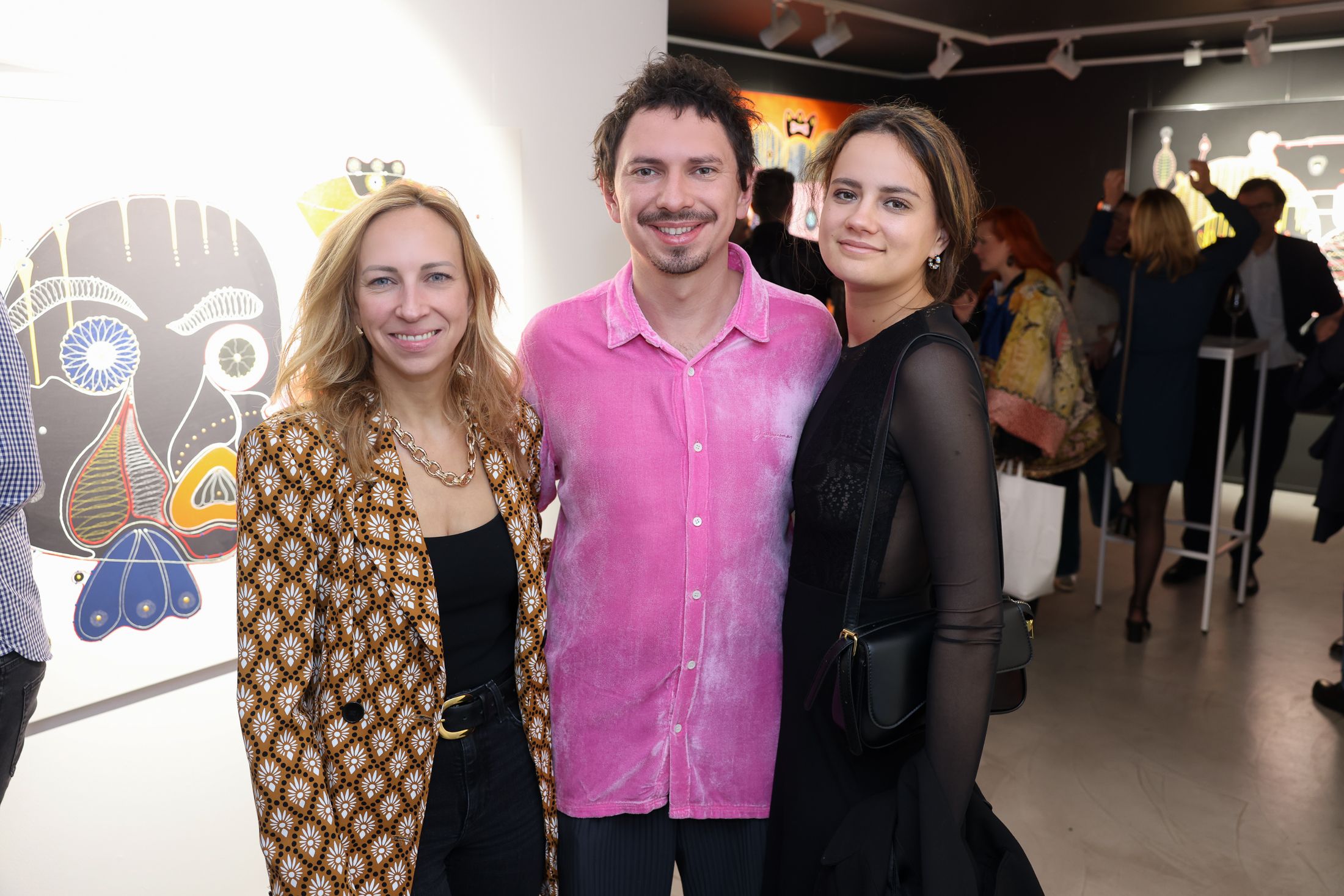 In Papas Galerie posierte Sänger Julian le Play nicht nur mit seiner Schwester Lena Heidrich, sondern auch erstmals mit Freundin Flora (re.) für die Presse.