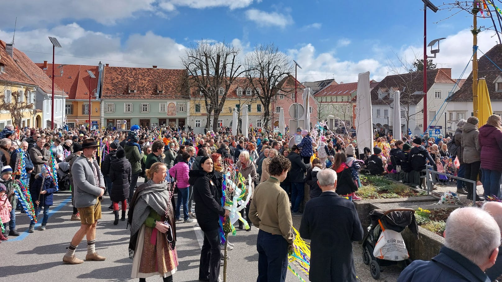 Protestaktion von Klima-Aktivisten der Letzten Generation <a data-li-document-ref="120027350" href="https://www.heute.at/s/wird-menschen-toeten-klima-warnung-bei-palmweihe-120027350">bei traditioneller Palmweihe am Weizer Hauptplatz</a> am Palmsonntag, 24. März 2024.