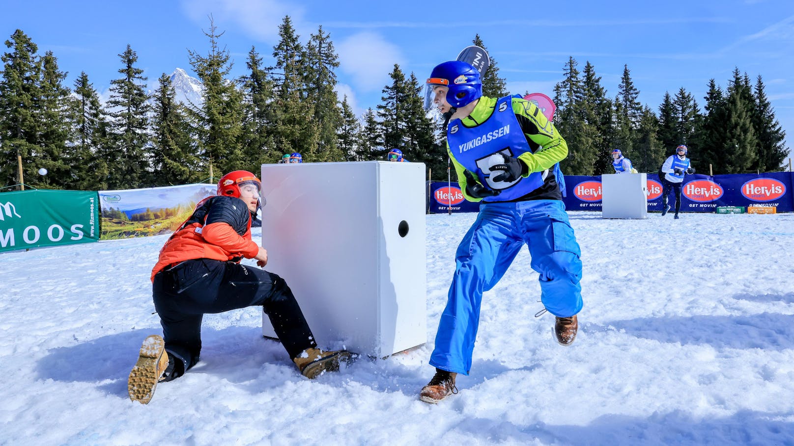 Zwei Teams mit jeweils sieben Spielern treten gegeneinander an.