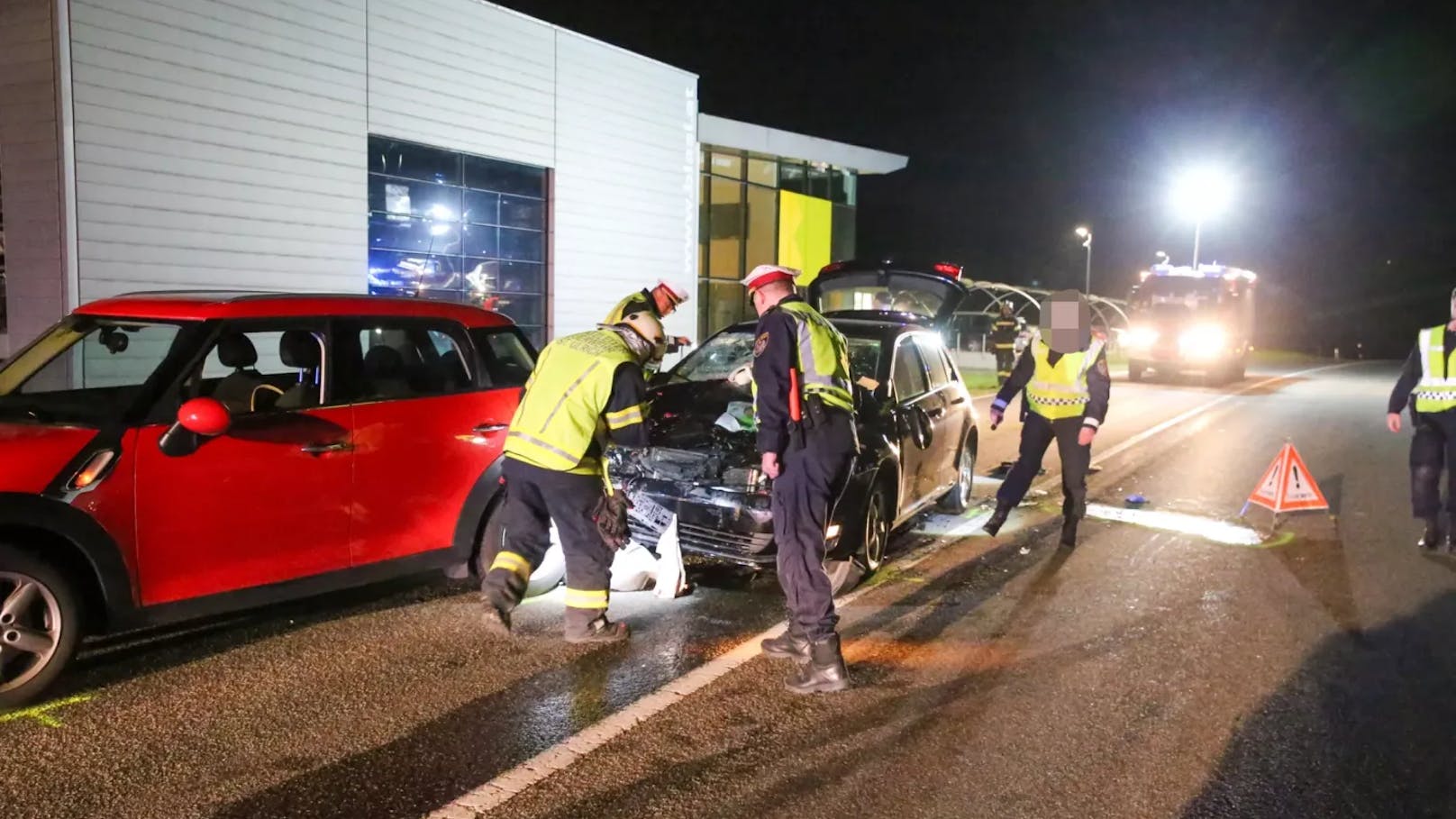 Die Frauen lehnten das ab, er ging zurück zu seinem Wagen.