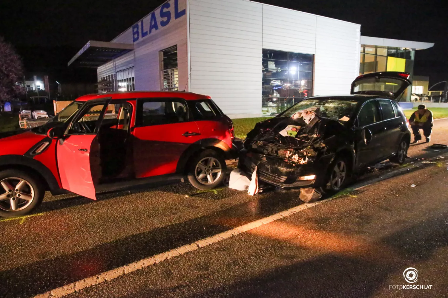 Die Autos der Frauen wurden schwer beschädigt.
