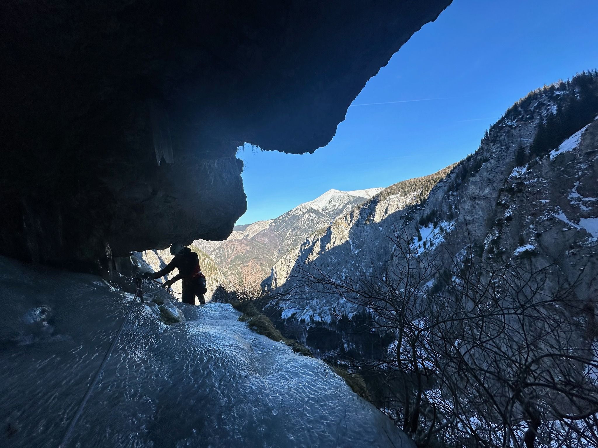 Auf der Rax sind die Bedingungen wieder winterlich, es wird geraten, die Steige nur mit Steigeisen zu gehen.