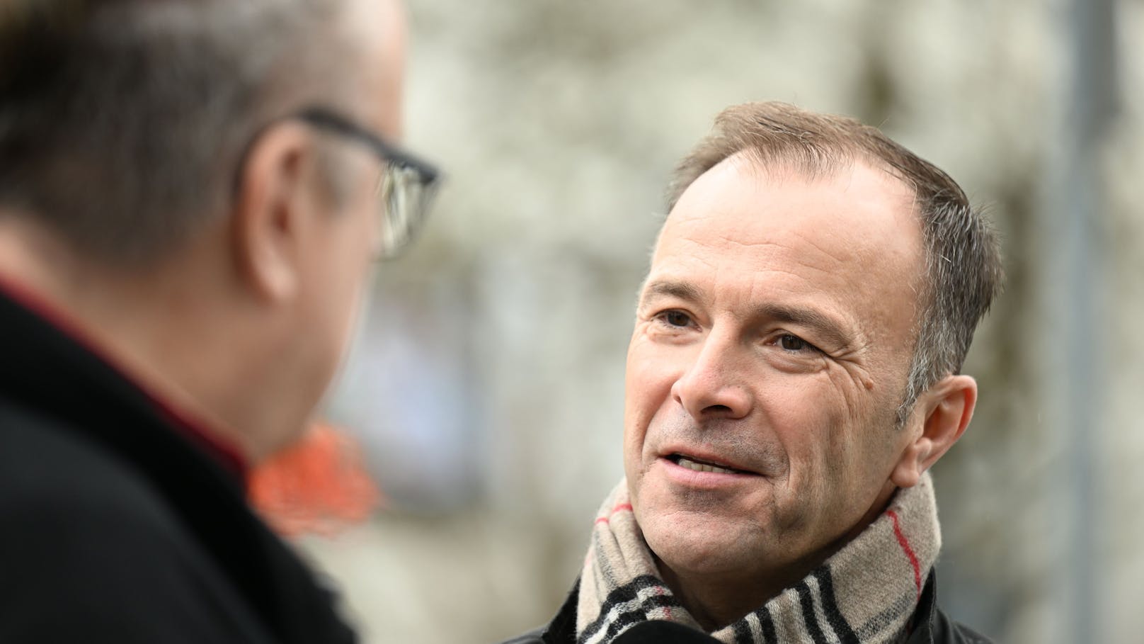 Bürgermeisterkandidat der SPÖ, <strong>Bernhard Auinger</strong>, bei seiner Stimmabgabe zur Stichwahl in Salzburg am Sonntag, 24. März 2024.