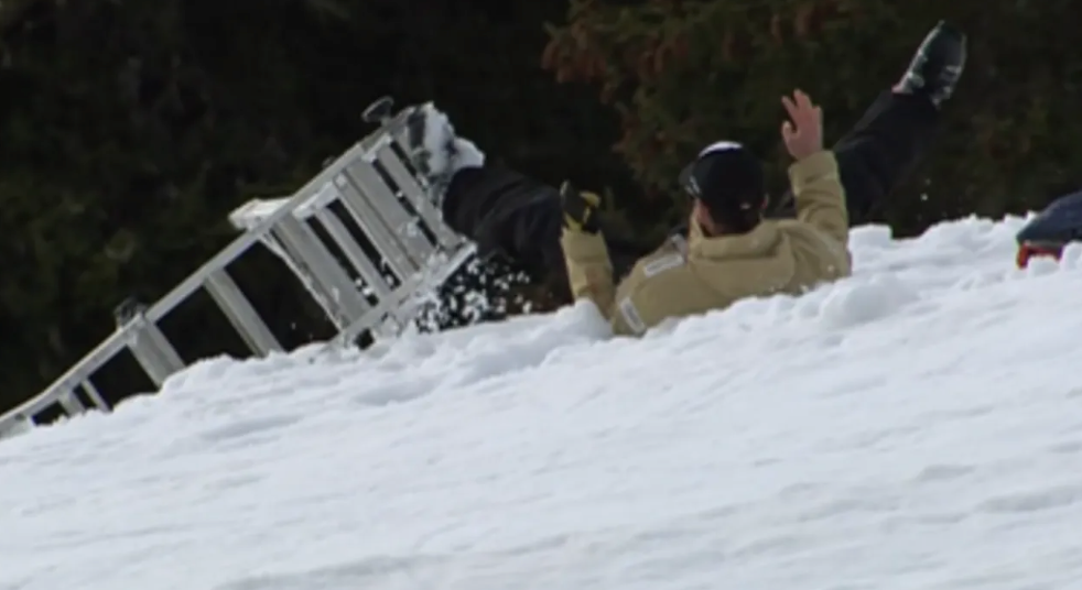 ÖSV-Trainer Sepp Grosek fällt von der Leiter.