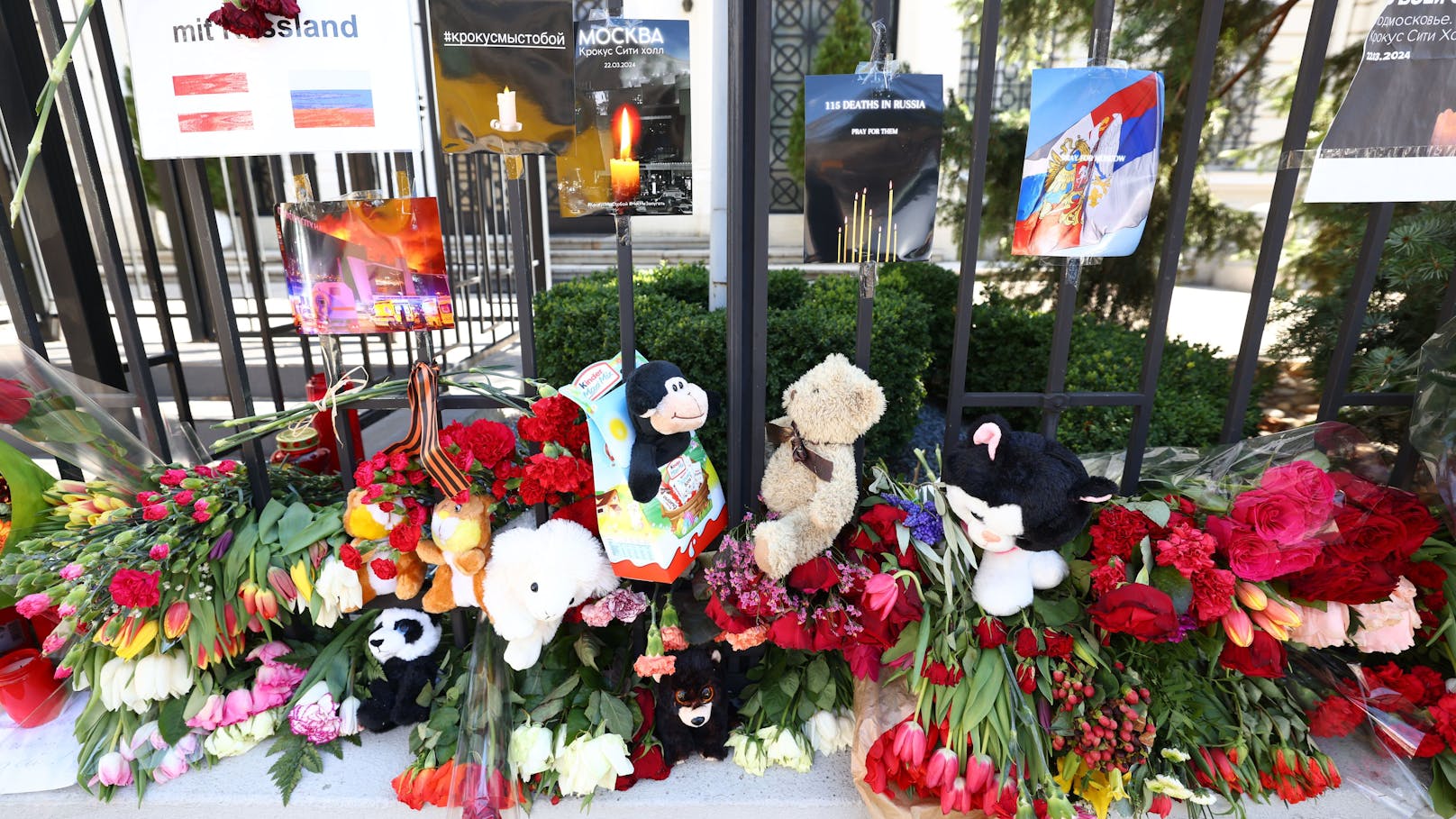 Blumenmeer vor russischer Botschaft nach Terroranschlag