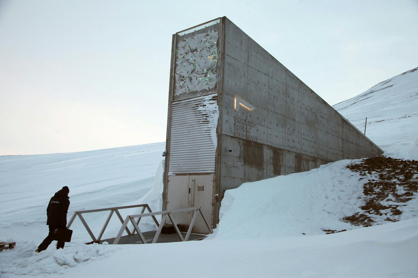 Übrigens wird hier auch das Saatgut aus der ganzen Welt gelagert. Der Samen-Tresor Svalbard Global Seed Vault soll die weltweite Ernährung und Artenvielfalt sichern. In Zeiten von Klimawandel und Bevölkerungswachstum sind die genetischen Ressourcen eine Art Zukunftsversicherung der Menschheit im Katastrophenfall.