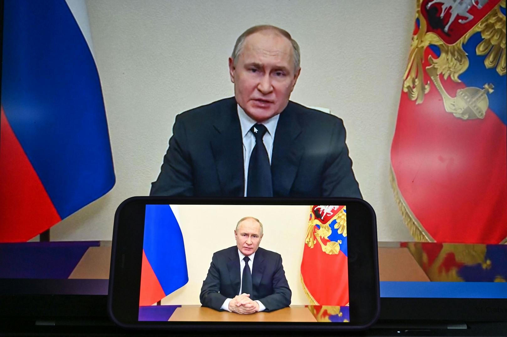 Wladimir Putin bei seiner Ansprache an die Nation in Folge des Terroranschlags auf die Crocus City Hall am 22. März 2024. Für 19 Stunden hatte er zuvor – unüblich lange – geschwiegen.