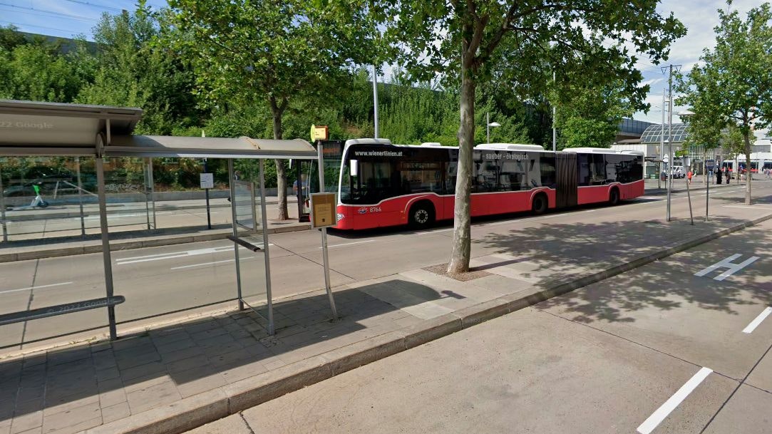 Blick auf Haltestellen am Simmeringer Platz in Wien.