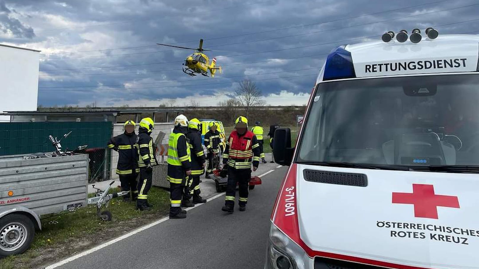 Reh springt auf Straße – Biker kann nicht mehr bremsen