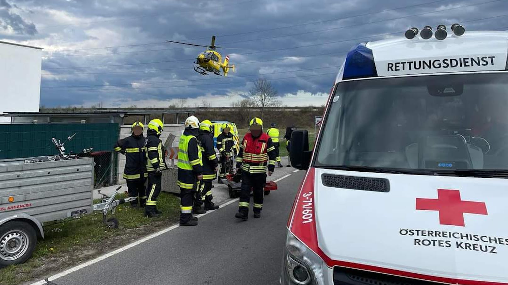 Reh springt auf Straße – Biker kann nicht mehr bremsen