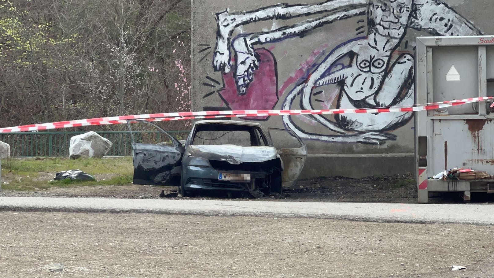 Als die Feuerwehr eintraf, stand ein unter der Autobahnbrücke, neben einem Container abgestellter Pkw in Flammen.