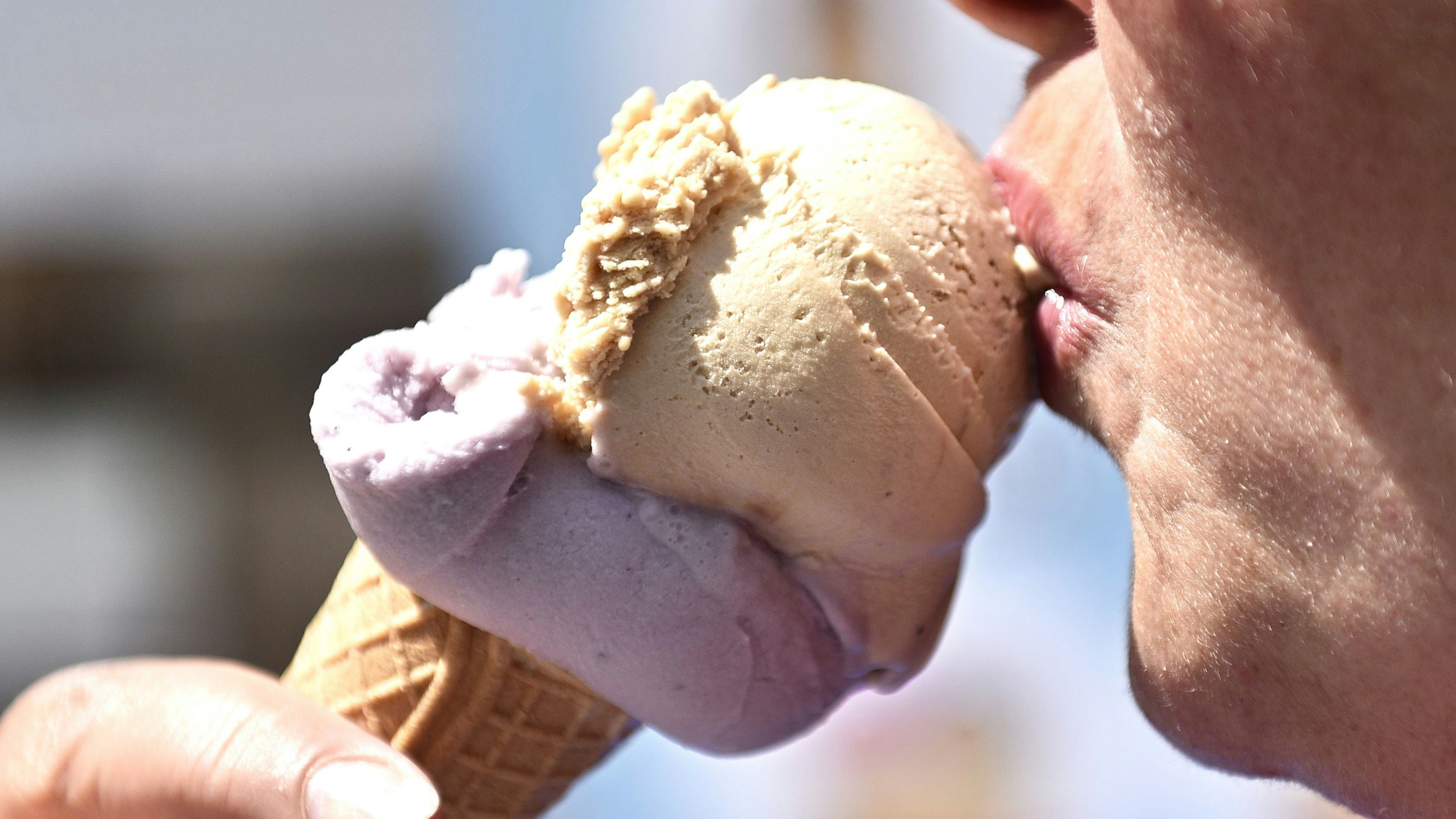 Download von www.picturedesk.com am 25.03.2024 (14:47).  ABD0065_20170530 - WIEN - ÖSTERREICH: Eine Frau hält am Dienstag, 30. Mai 2017 in Wien am Stephansplatz bei sommerlichen Temperaturen ein Eis. - FOTO: APA/HANS PUNZ  _ - 20170530_PD2645 - Rechteinfo: Rights Managed (RM)