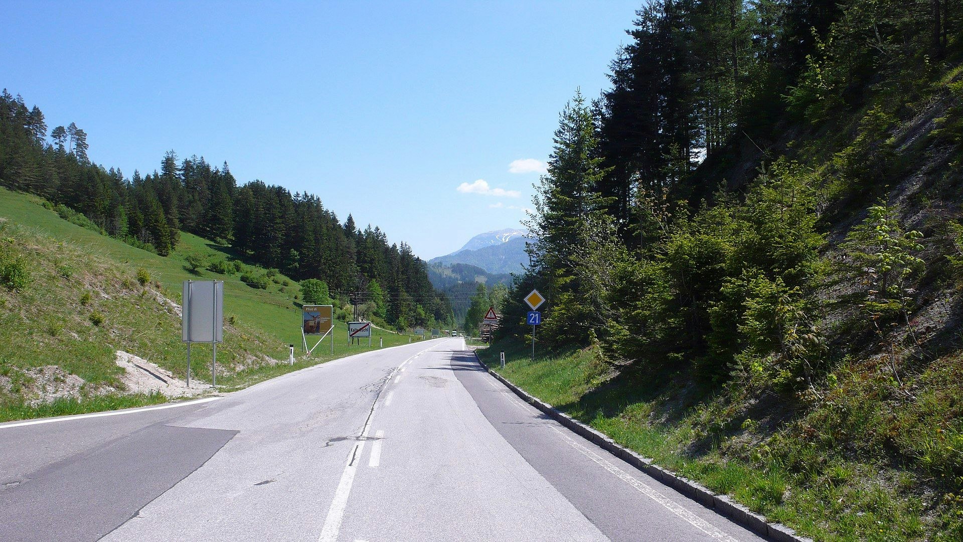 Blick von der Passhöhe Kalte Kuchl in den Gutensteiner Alpen in Niederösterreich Richtung Südost.
