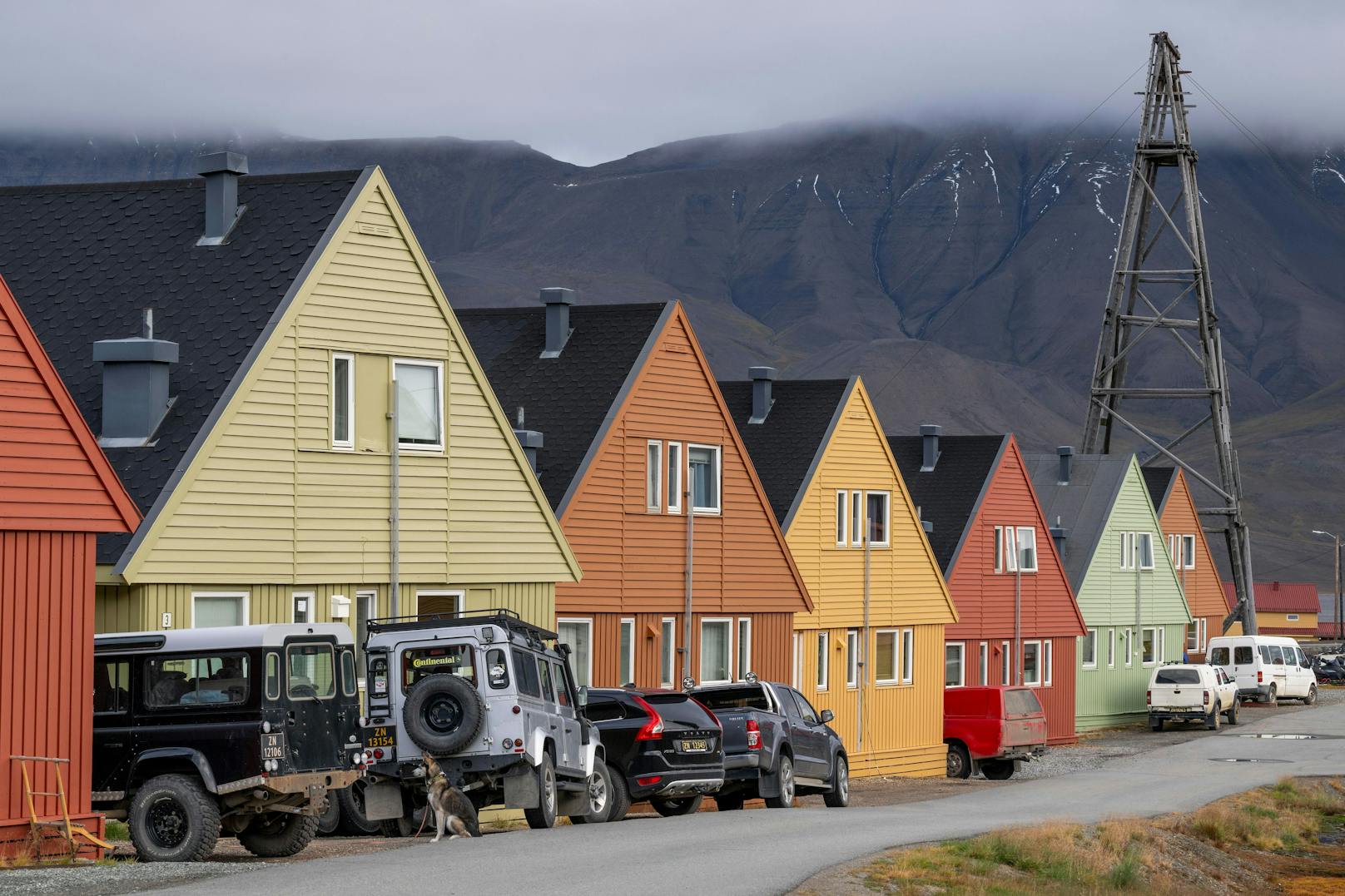 Zusätzlich ist per Gesetz festgehalten, dass jeder, der sich nicht mehr um sich selbst kümmern kann, die Insel verlassen muss. Schließlich gibt es auf Longyearbyen ohnehin kein richtiges Krankenhaus, kein Altenheim und auch keine Pflegedienste.