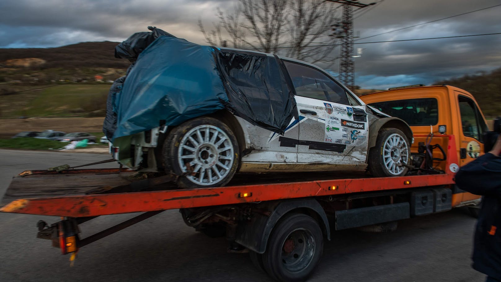 Rallye-Auto rast nahe der Donau in Fans – vier Tote