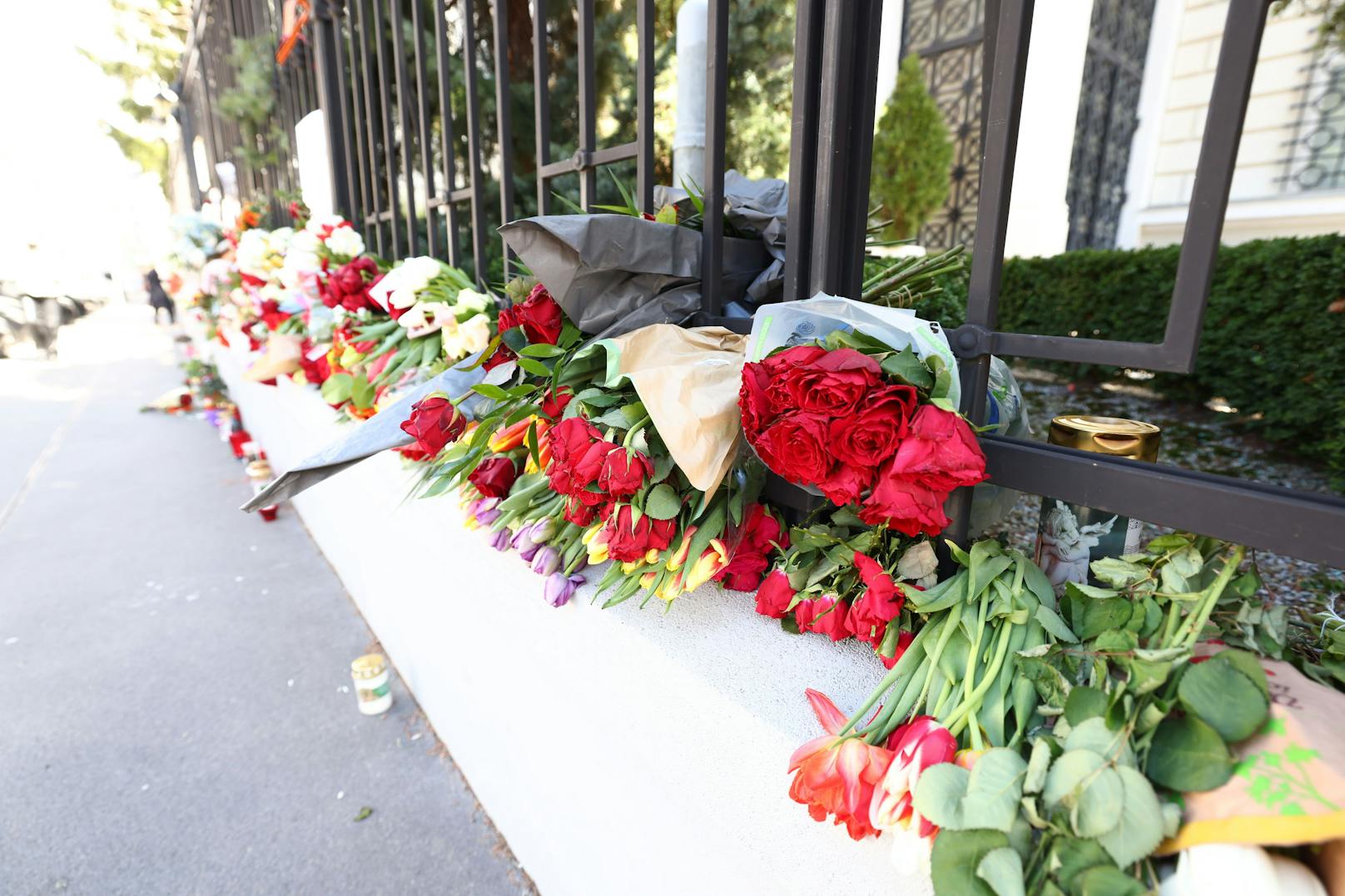 Entlang des Zauns vor der russischen Botschaft in Wien in der Reisnerstraße 45–47 (Wien-Landstraße)&nbsp; werden Blumen, Stofftiere, Kerzen, Poster und Briefe abgelegt