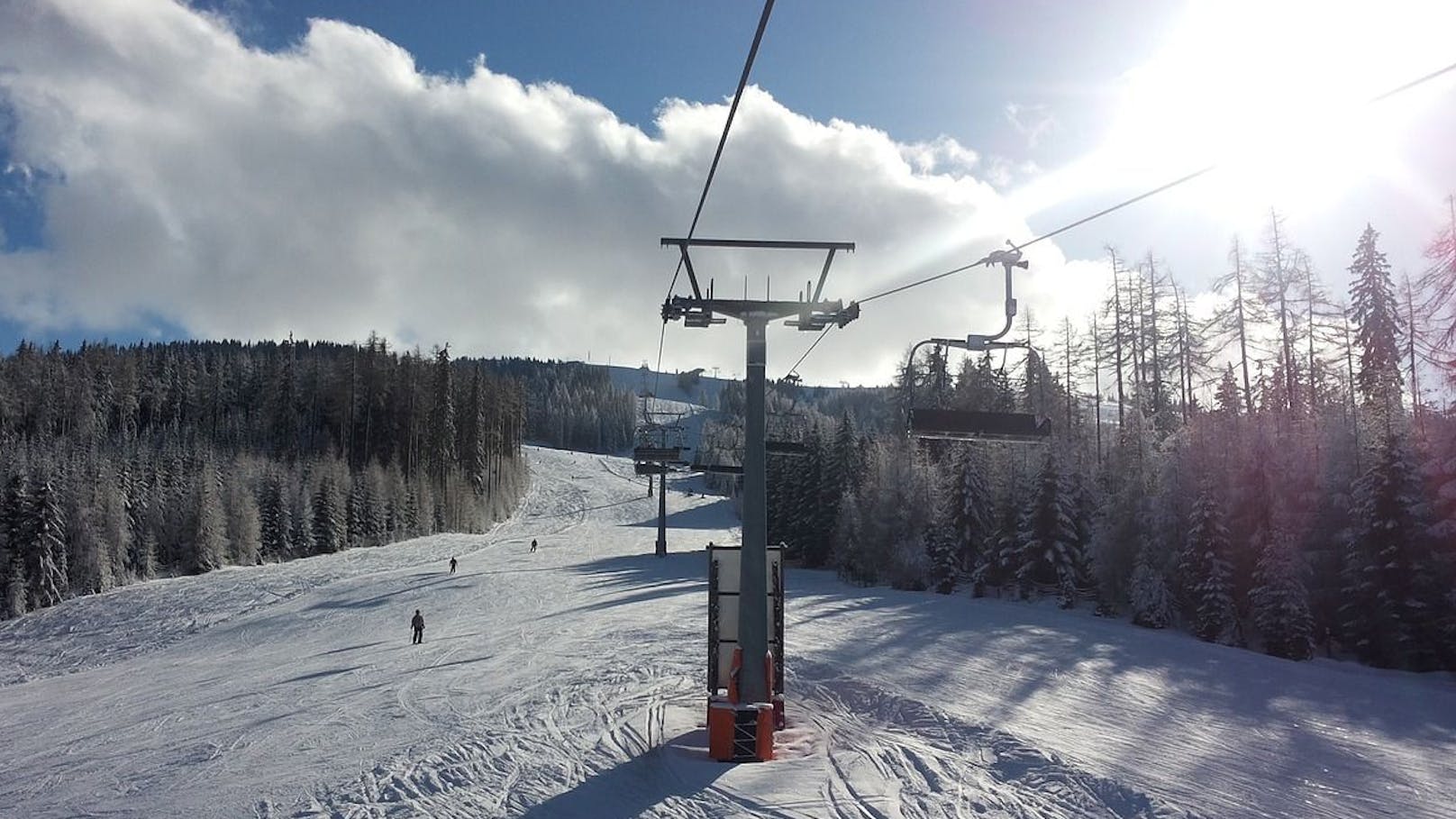 Zahlreiche Betriebe in steirischen und Kärntner Skigebieten müssen mit hohen Strafen rechnen.