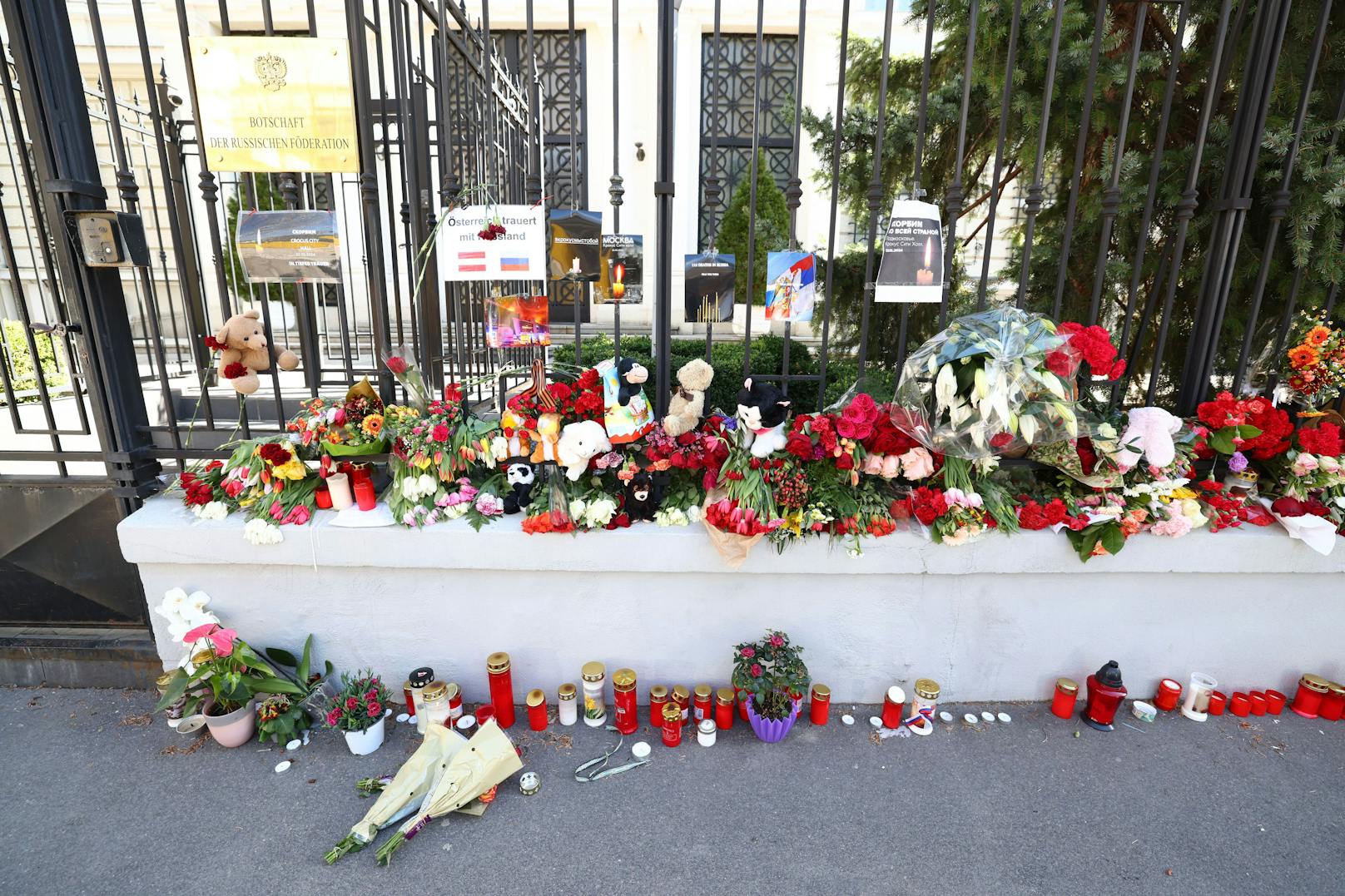 Seit Bekanntwerden des Anschlags drücken auch die Menschen in Wien ihre Trauer für die Opfer des Terroranschlags in der russischen Konzerthalle aus