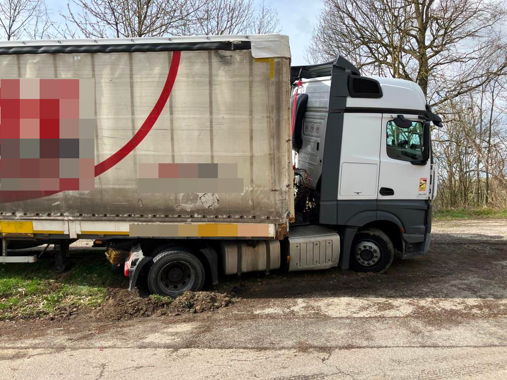 Der Mann blieb schließlich mit seinem Schwerfahrzeug in Suben (Bez. Schärding) hängen.