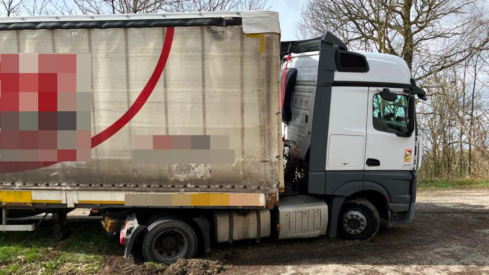 Der Lkw blieb hängen.