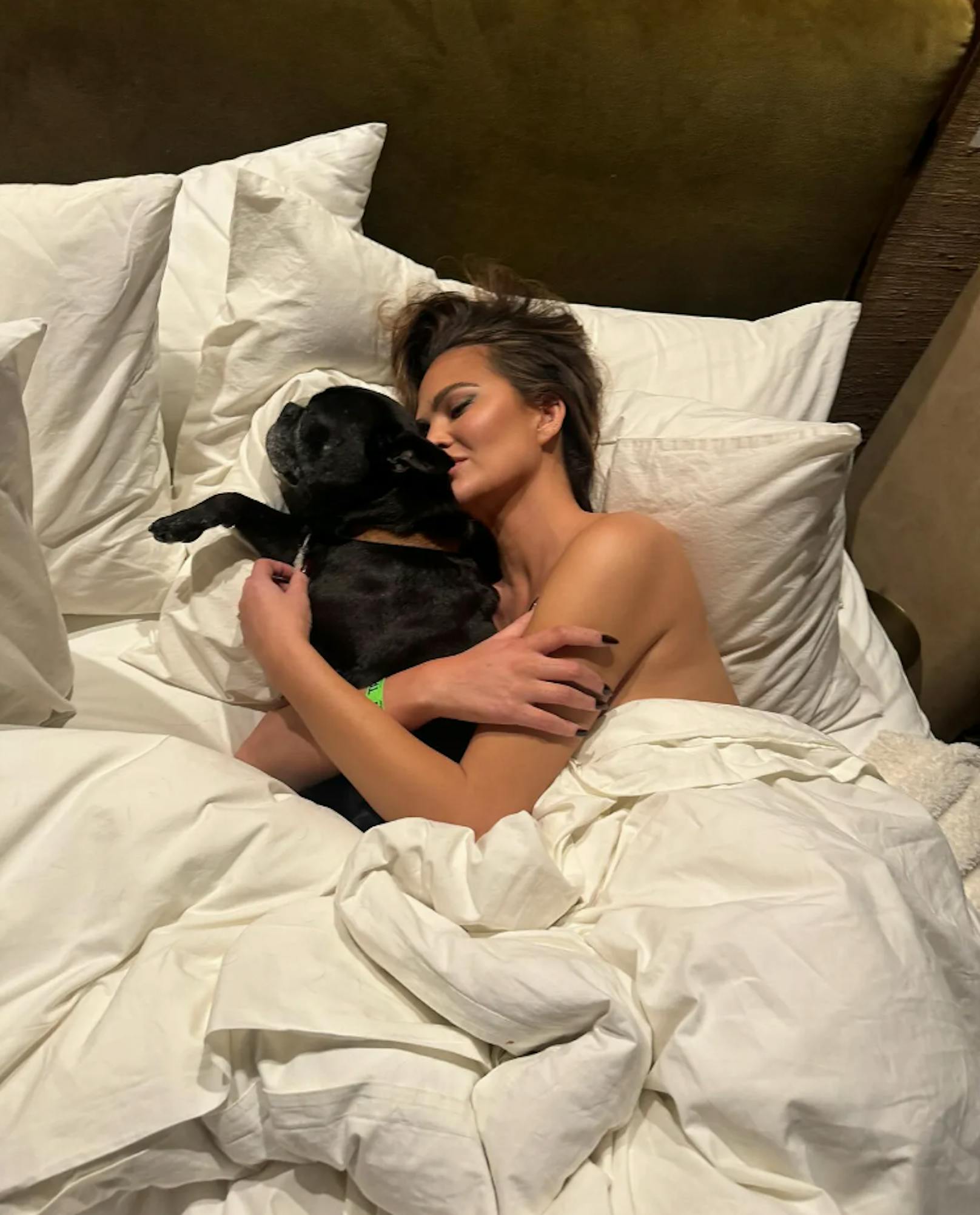 Model Chrissy Teigen verbringt ein paar kuschelige Stunden mit Bulldogge Penny.