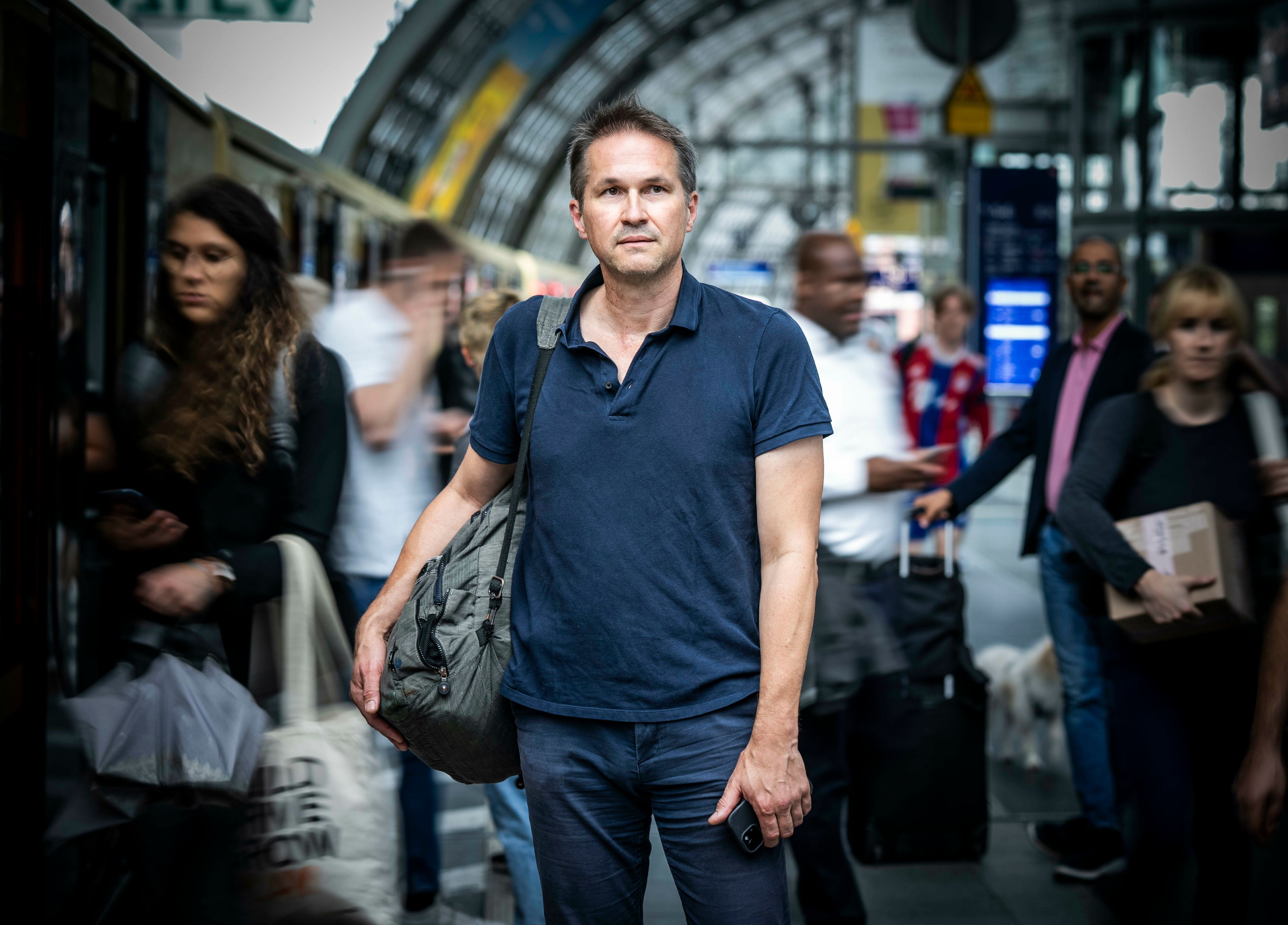 Gerald Knaus ist Soziologe und Migrationsforscher. Er ist Mitbegründer und Vorsitzender des Thinktanks Europäische Stabilitätsinitiative (ESI). Im Bild auf einem Bahnhof in Berlin, September 2023.