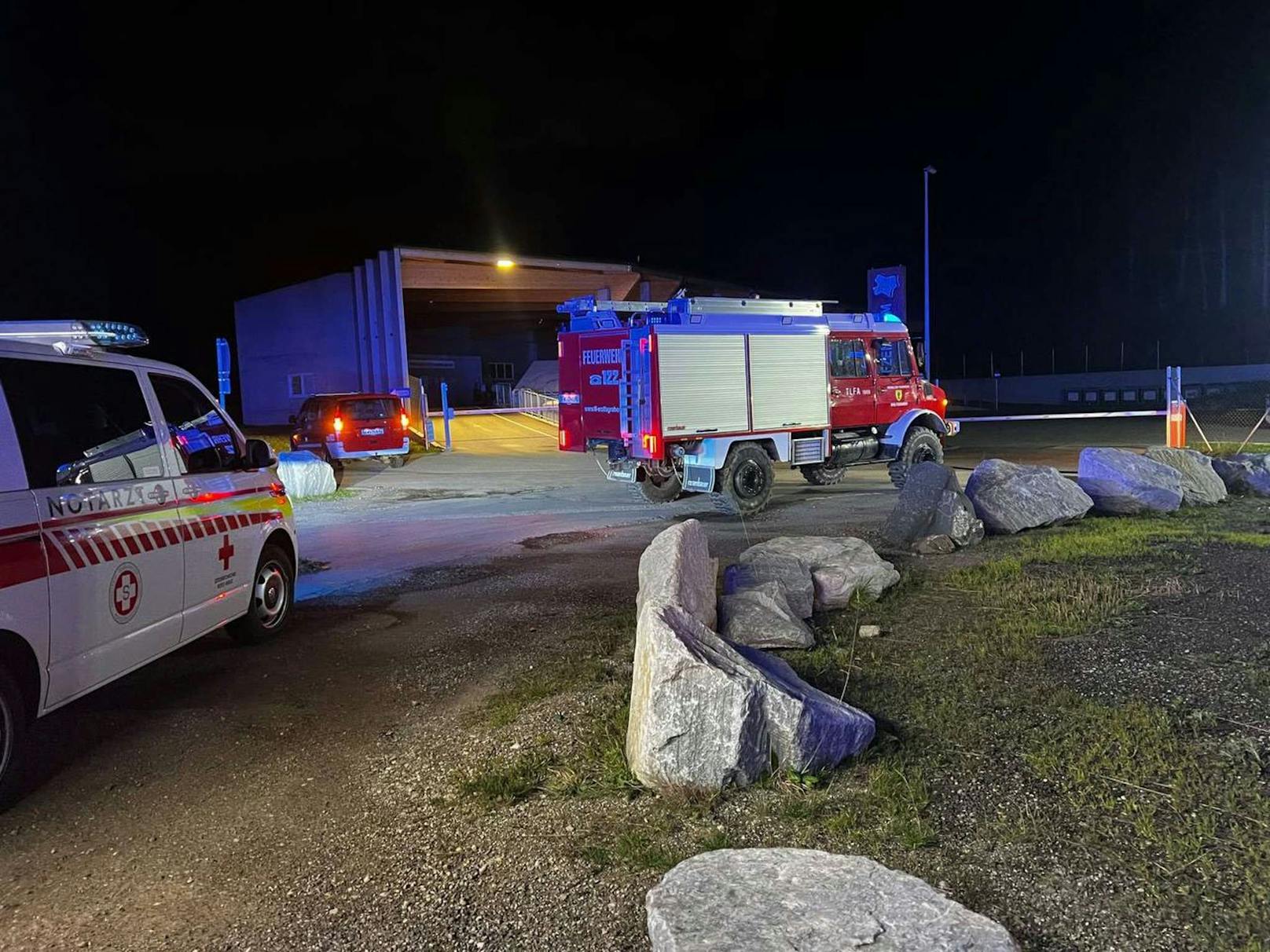 In einem ausgebrannten Auto neben einem Wertstoffsammelzentrum bei Pressbaum, Bezirk St. Pölten-Land, wurde in der Nacht auf den 25. März 2024 eine Leiche entdeckt.