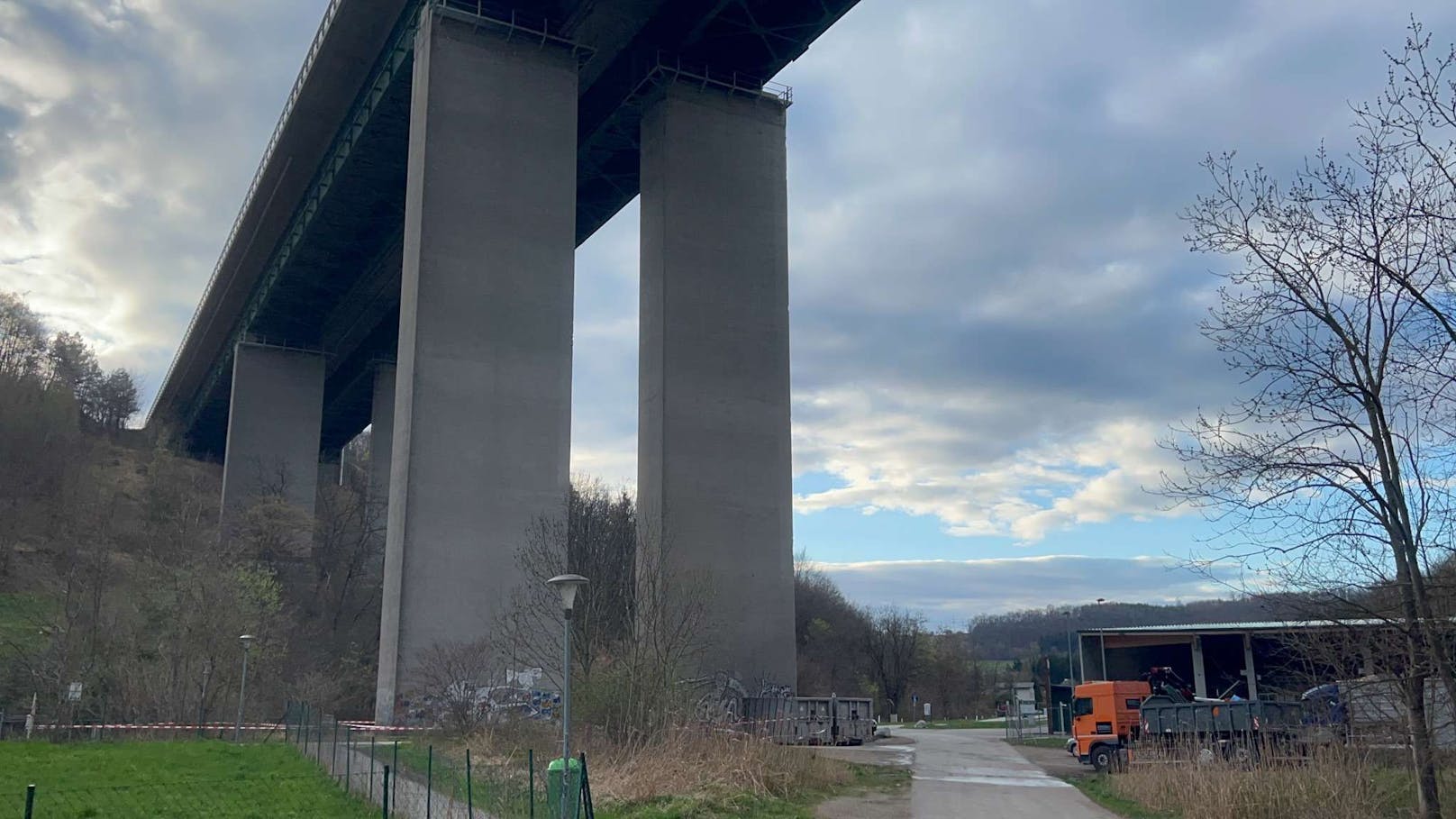 Als die Feuerwehr eintraf, stand ein unter der Autobahnbrücke, neben einem Container abgestellter Pkw in Flammen.