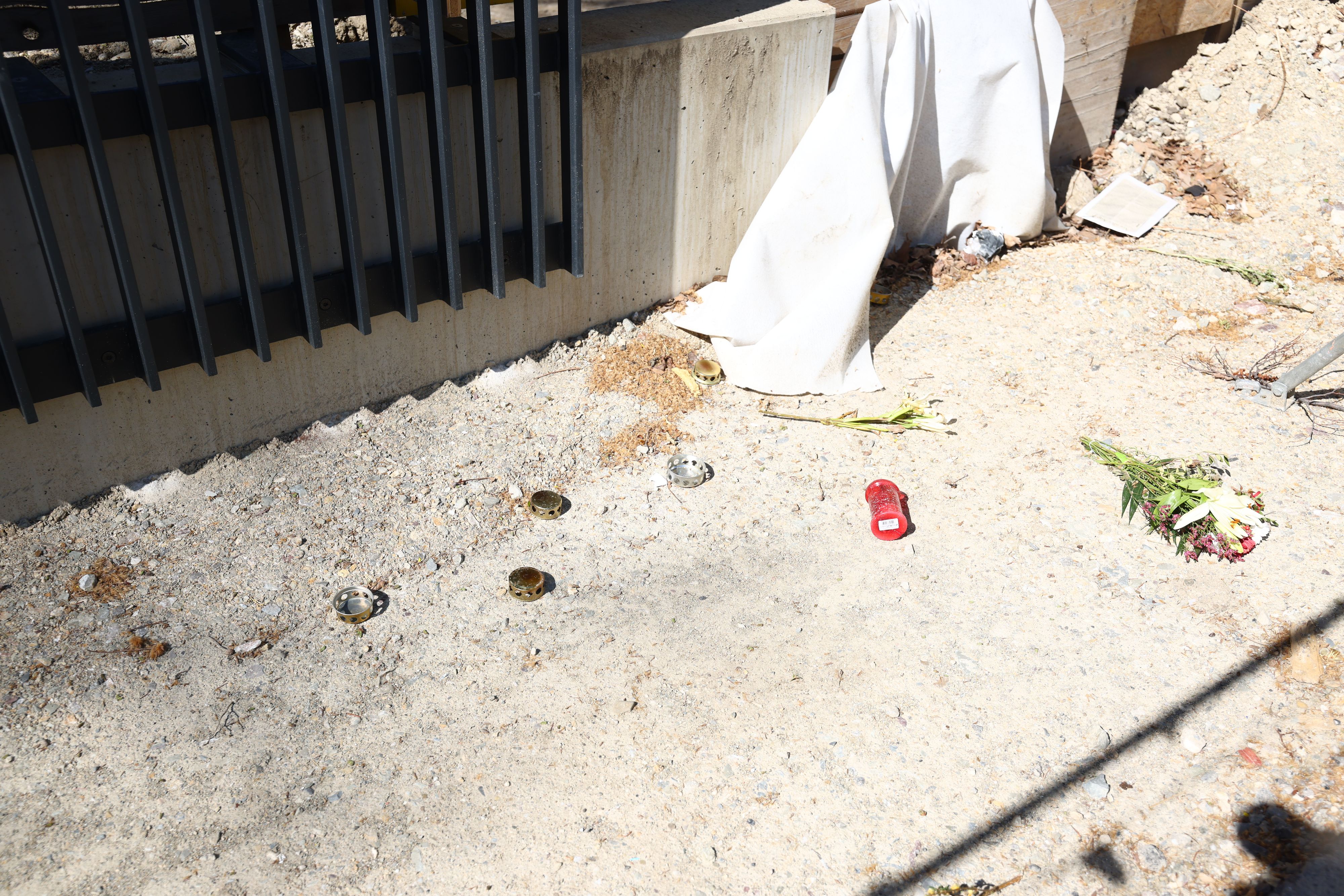 Verwüstung, wo unlängst noch viele Kerzen, Blumen, Briefe, Plakate und Andenken an Alexej Nawalny zu sehen waren.&nbsp;