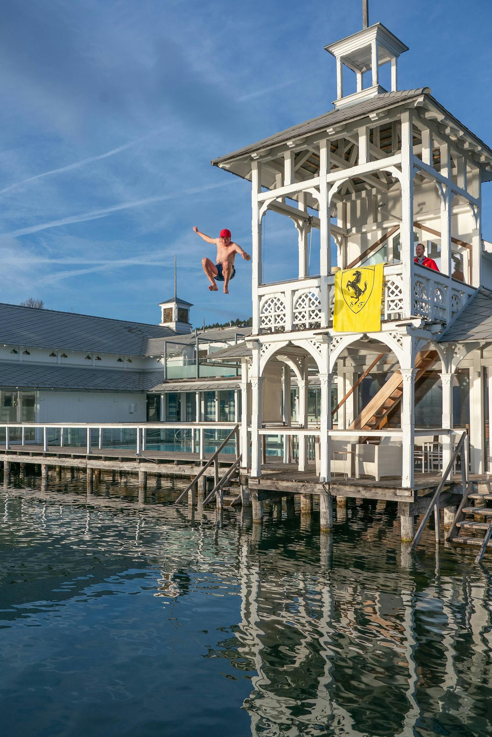 Vom Turm im Badehaus des Hotel Werzers springt Kasper Jahr für Jahr beim Saison-Opening