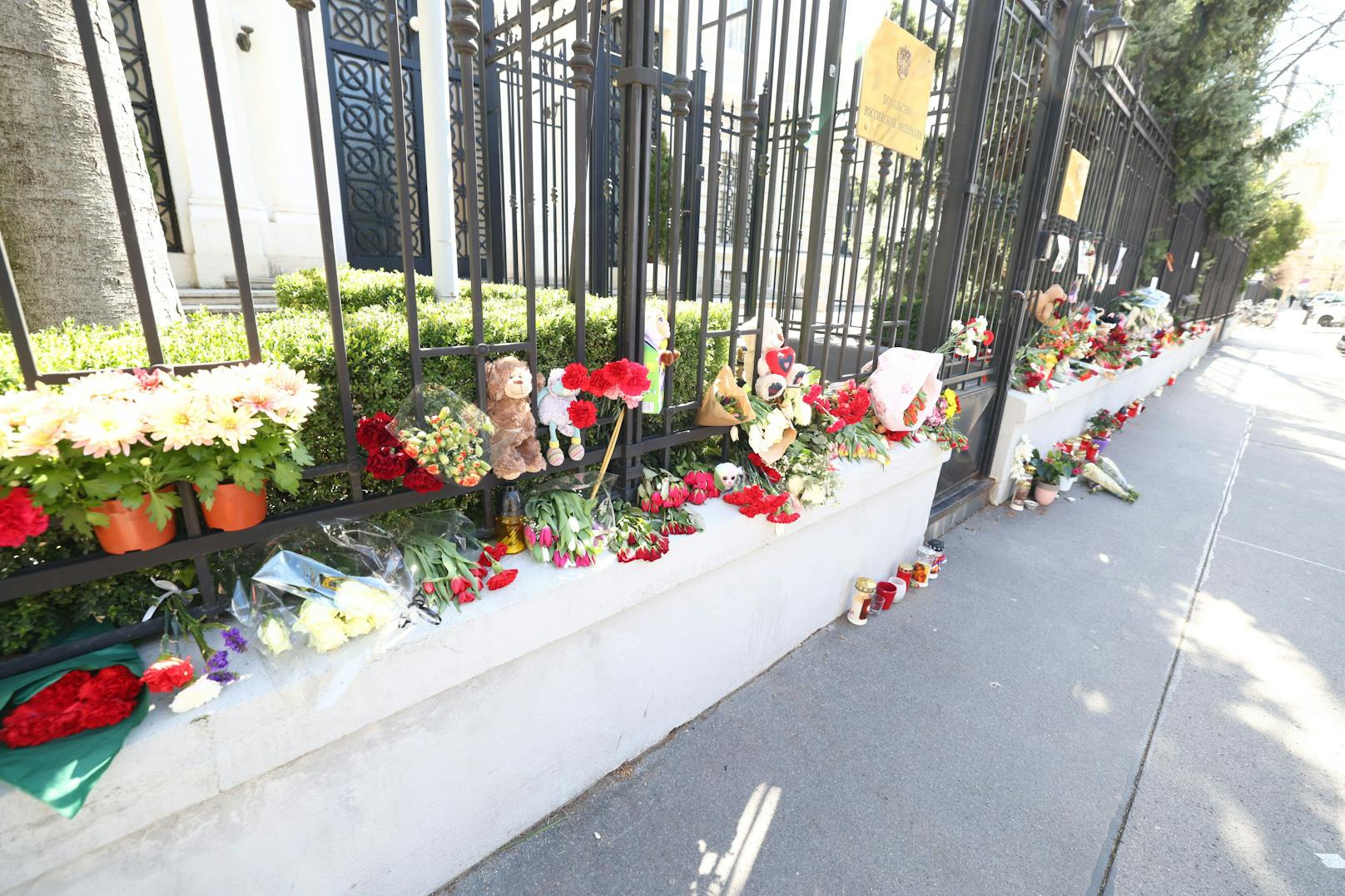 Zu beiden Seiten des Botschaftstors finden sich die Blumen zum Gedenken