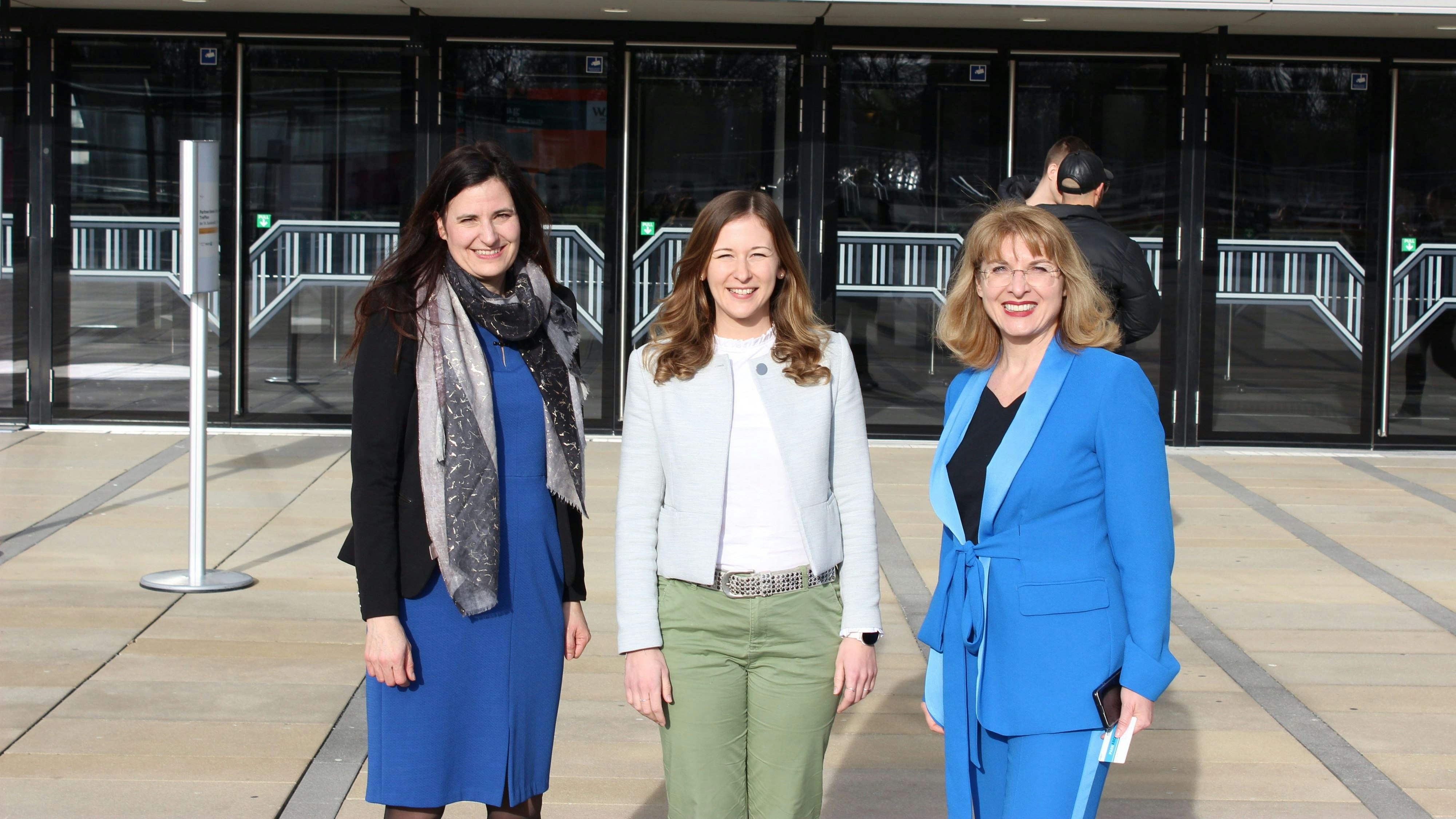 WU Vizerektorin Bernadette Kamleitner, Staatssekretärin Claudia Plakolm, Leitern des WU Instituts für Wirtschaftspädagogik Bettina Fuhrmann (v. l. n. r.). 