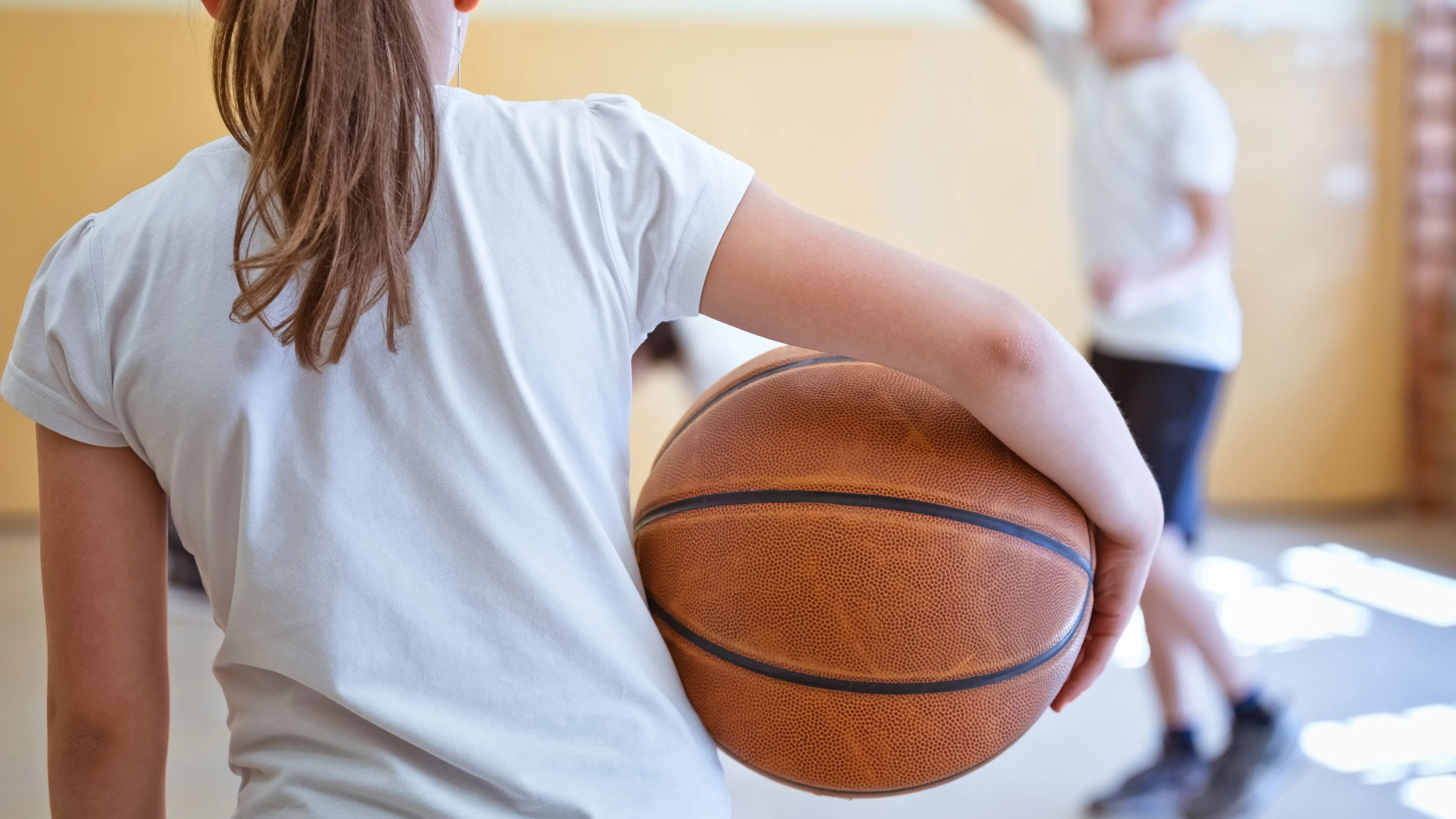 Lehrerin soll Schüler im Sportunterricht gewürgt haben. 