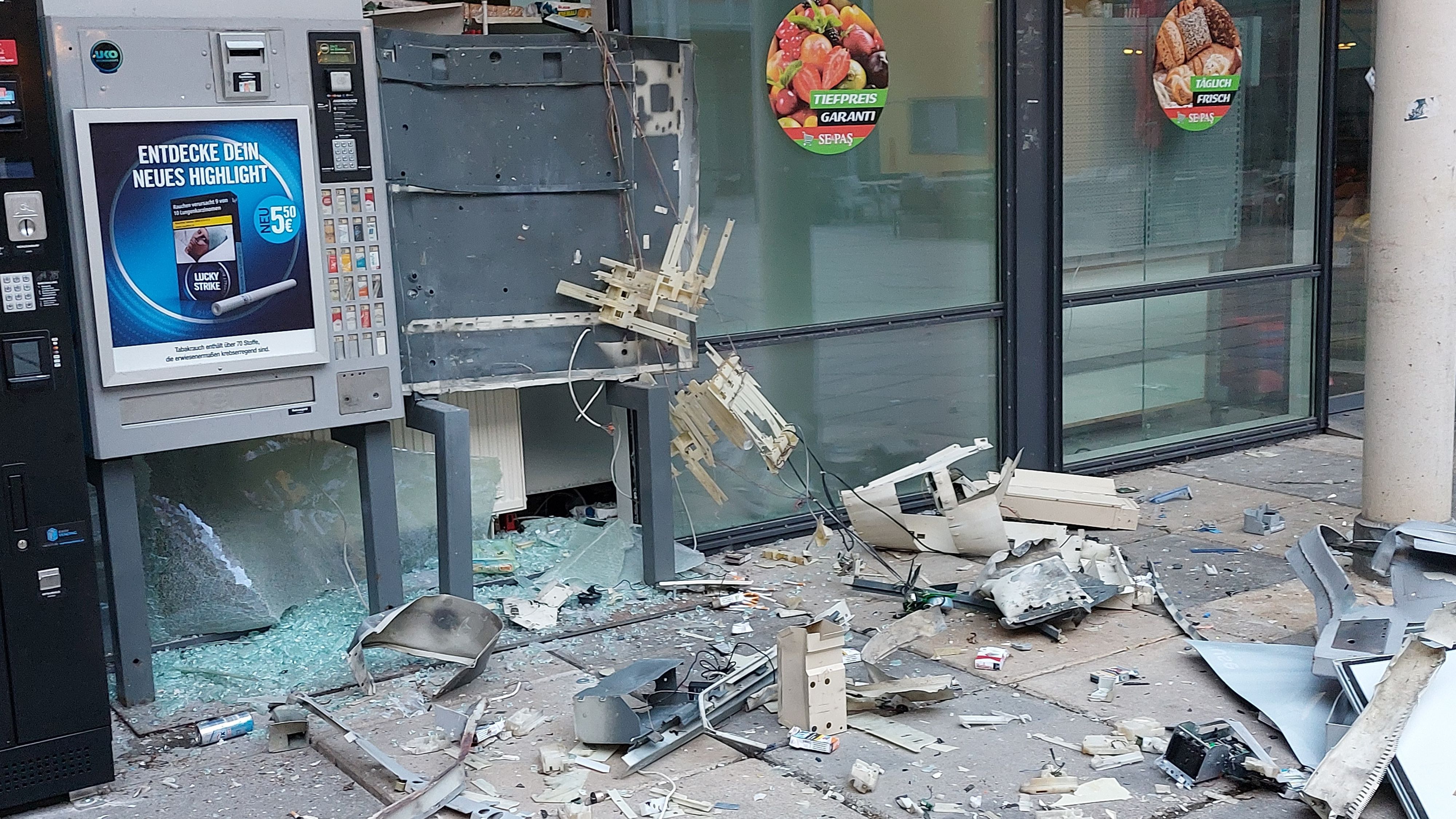 14-Jähriger sprengt Zigarettenautomat in Wien-Liesing.