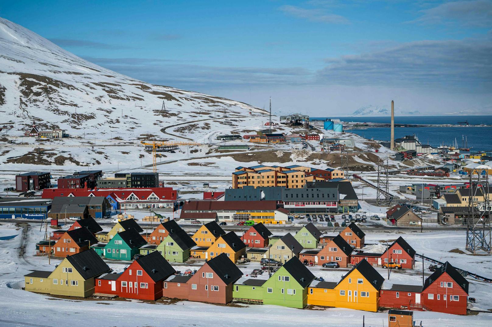 Longyearbyen, eine Bergbaustadt auf der Inselgruppe Spitzbergen in Norwegen, ist einer der nördlichsten Orte der Welt und zählt etwas über 2.000 Bewohner. Allerdings dürfen diese sterben - zumindest nicht auf der Insel.