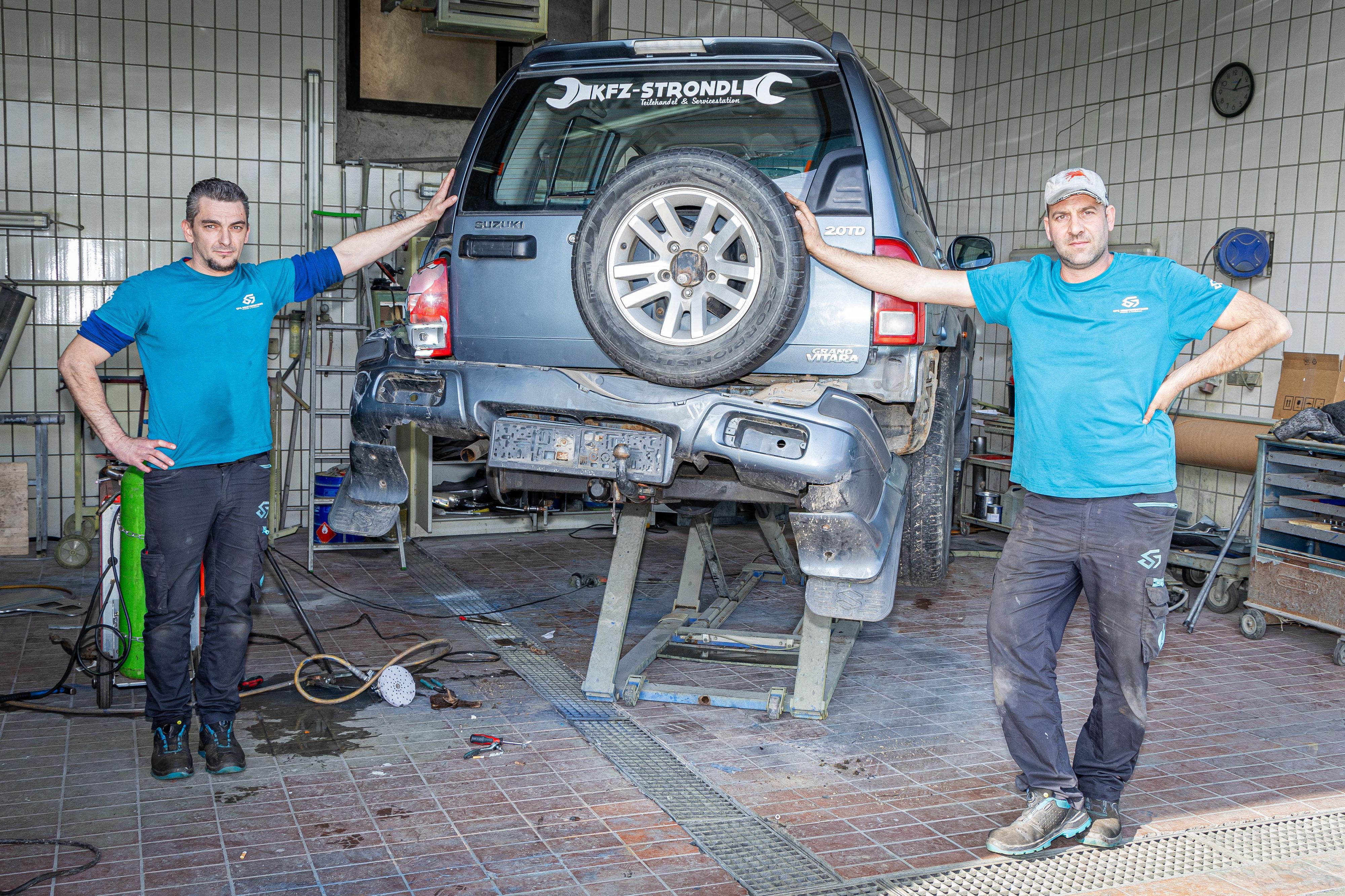Kfz-Meister Franz Gundacker (l.) und Kfz-Techniker Thomas Strondl mit dem völlig verbeulten Suzuki.