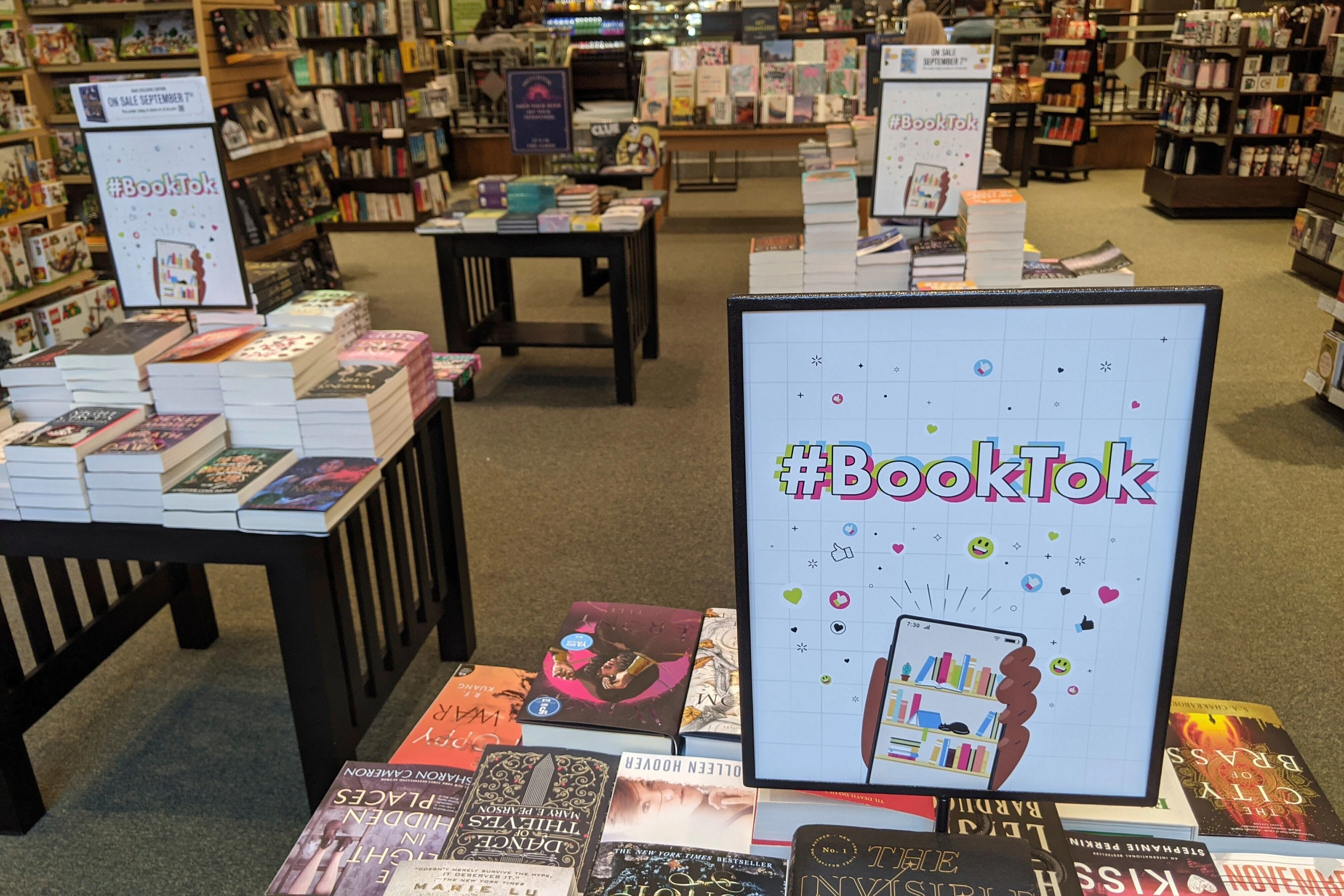 Umsatztreiber BookTok: Wer häufig Bücher online shoppt, sollte überlegen, wo er günstiger aussteigt