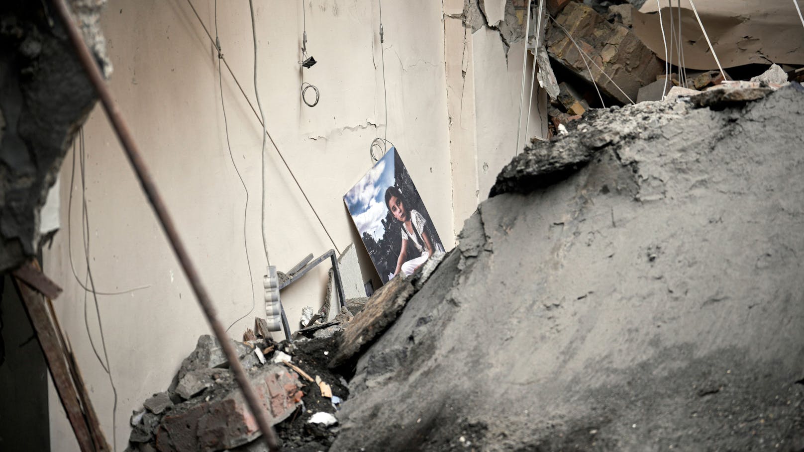 Am Montag (25.03.2024) wurde ein Wohnhaus in Kiew von einer russischen Rakete getroffen. 