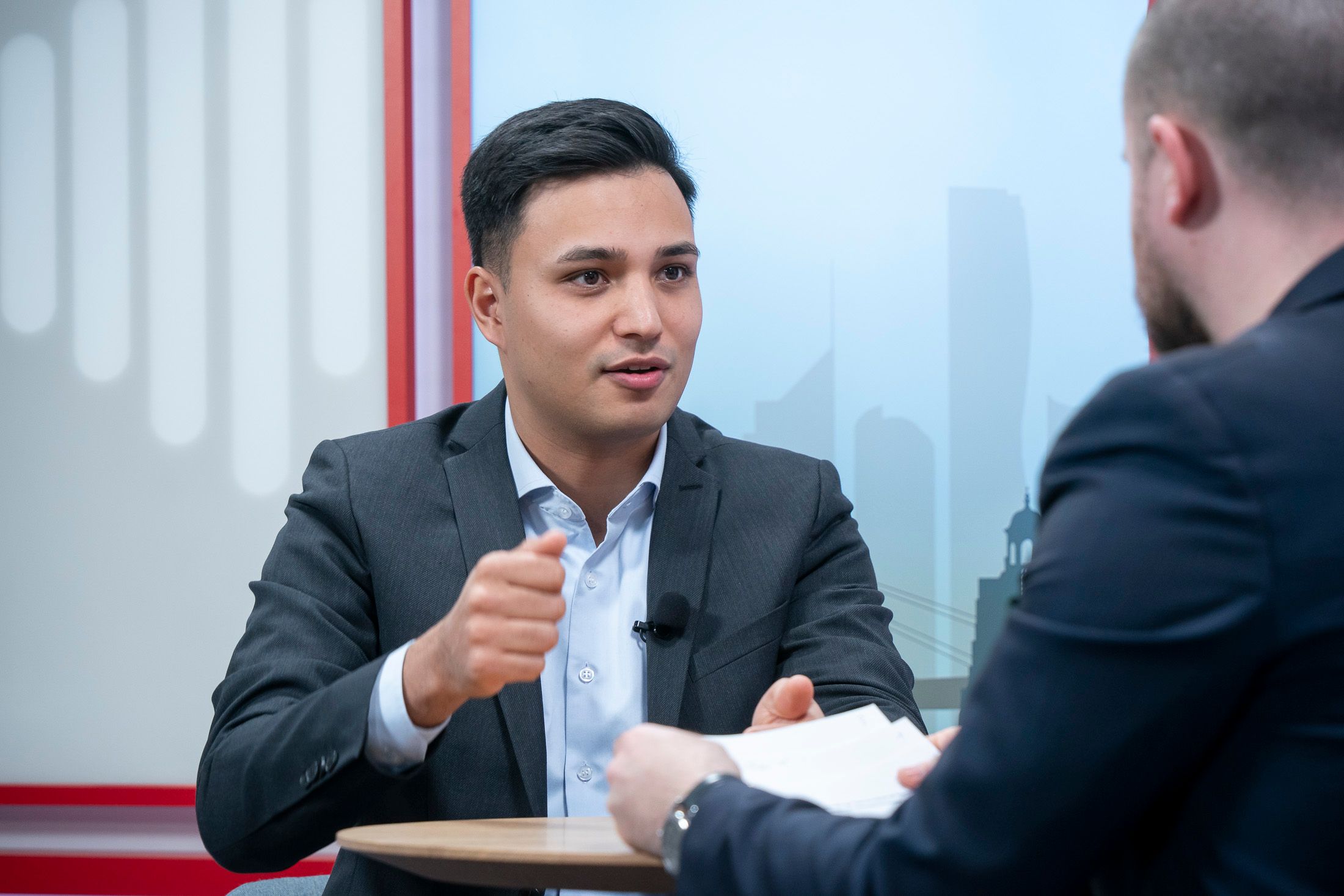 NEOS-Jugendsprecher Yannick Shetty spricht sich für gerichtliche Anordnungen aus.