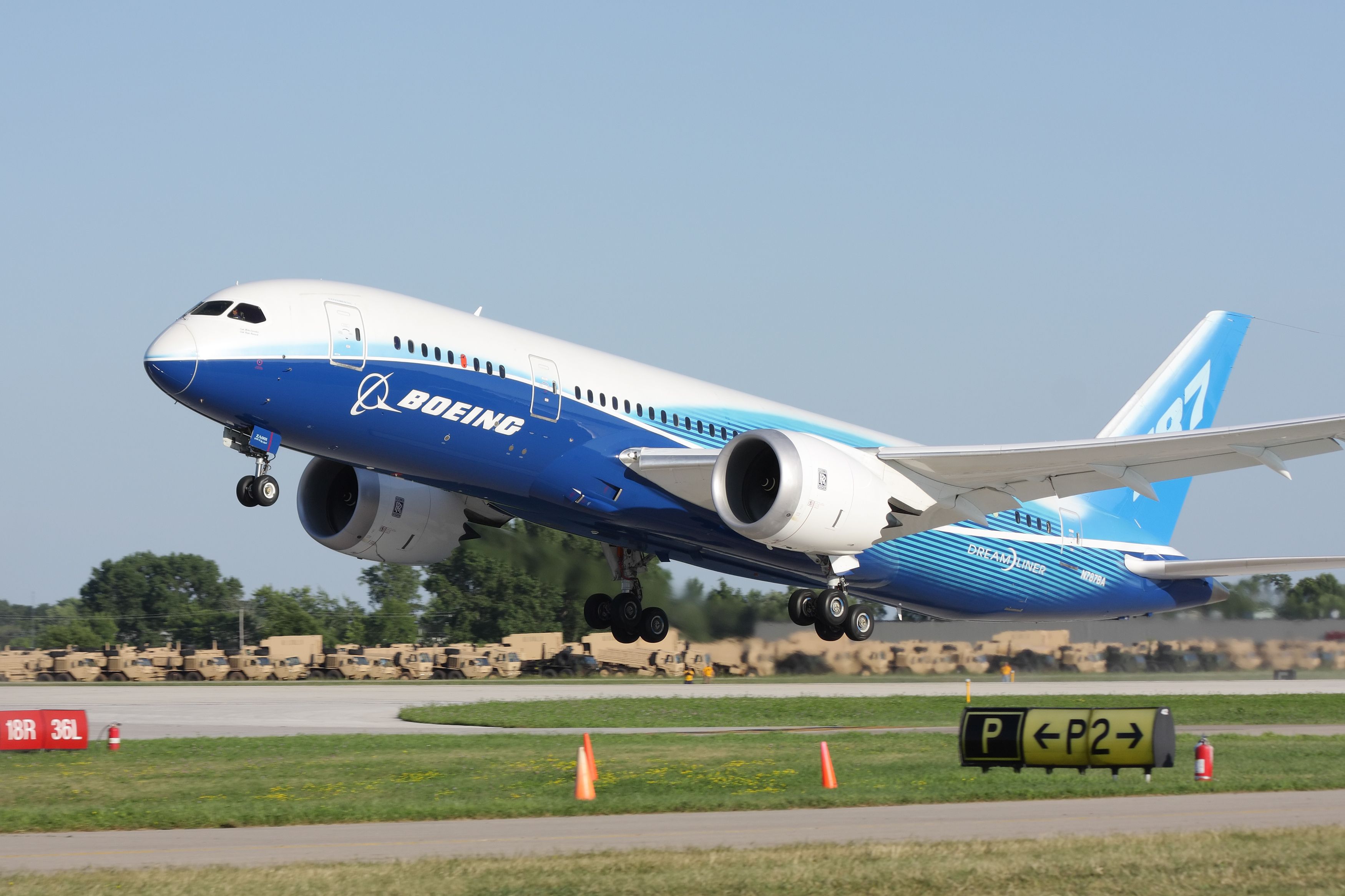 Ein Boeing 787 Dreamliner in Werkslackierung. Archivbild.