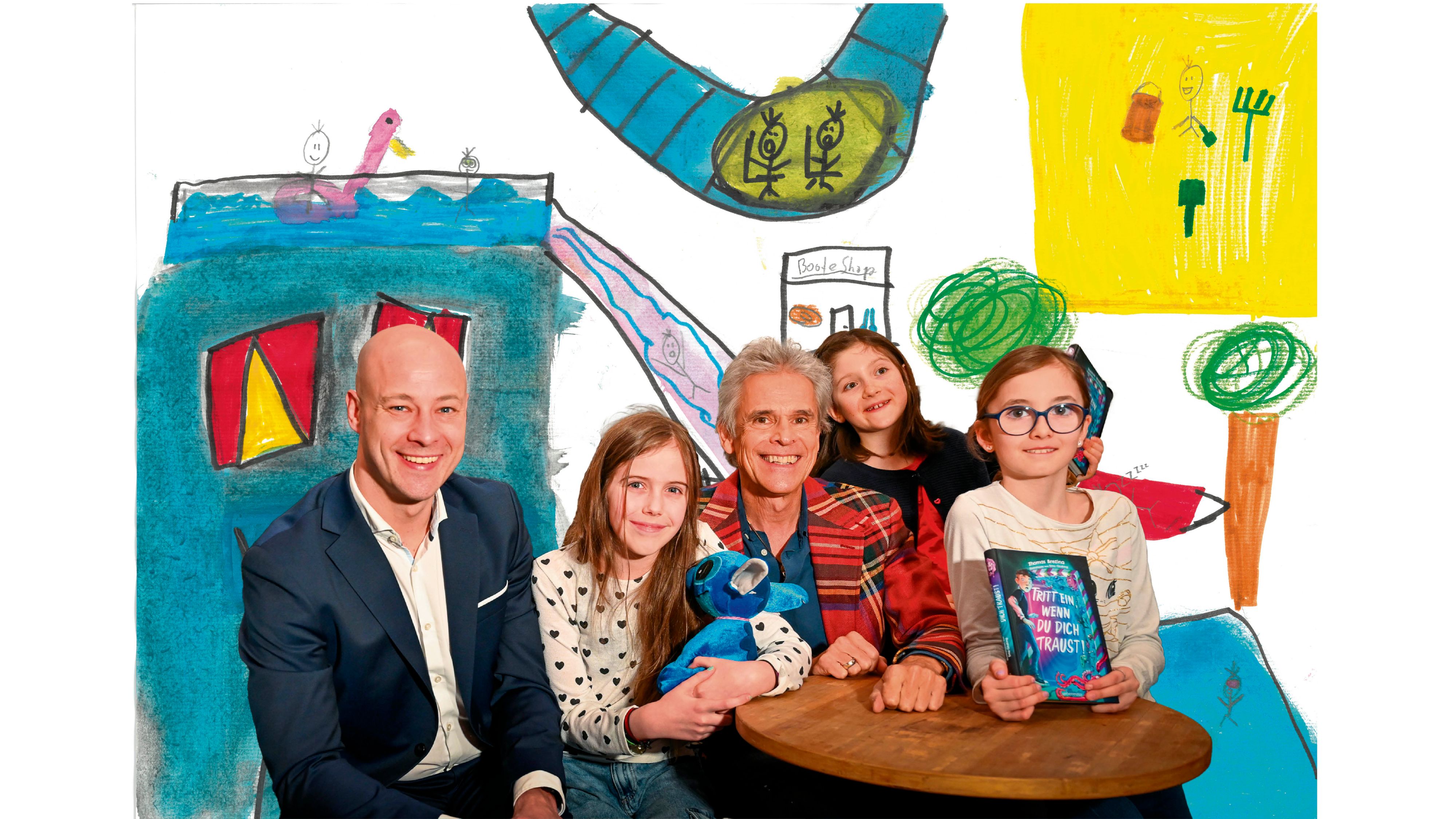 Martin Hajart (ÖVP, li.) und Thomas Brezina mit Linzer Schulkindern. In der Zeichnung zu sehen: eine Rutsche mitten in der Stadt.