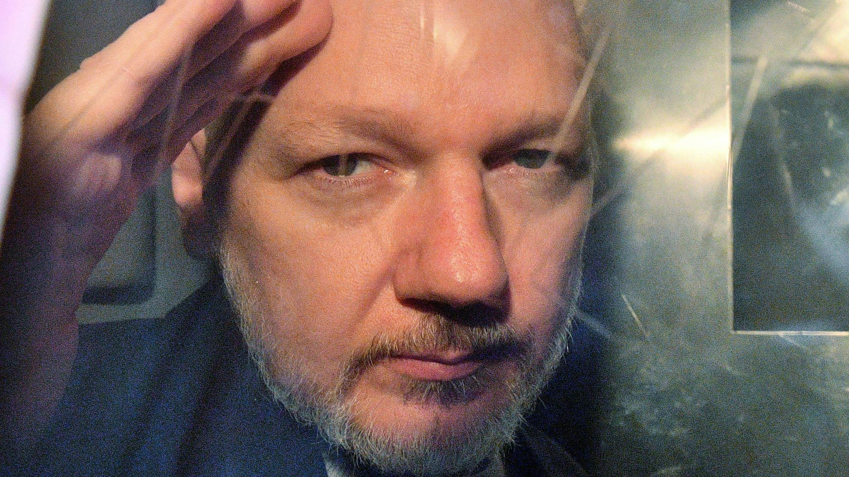 Julian Assange steht am Dienstag in London vor Gericht. (Archivbild)