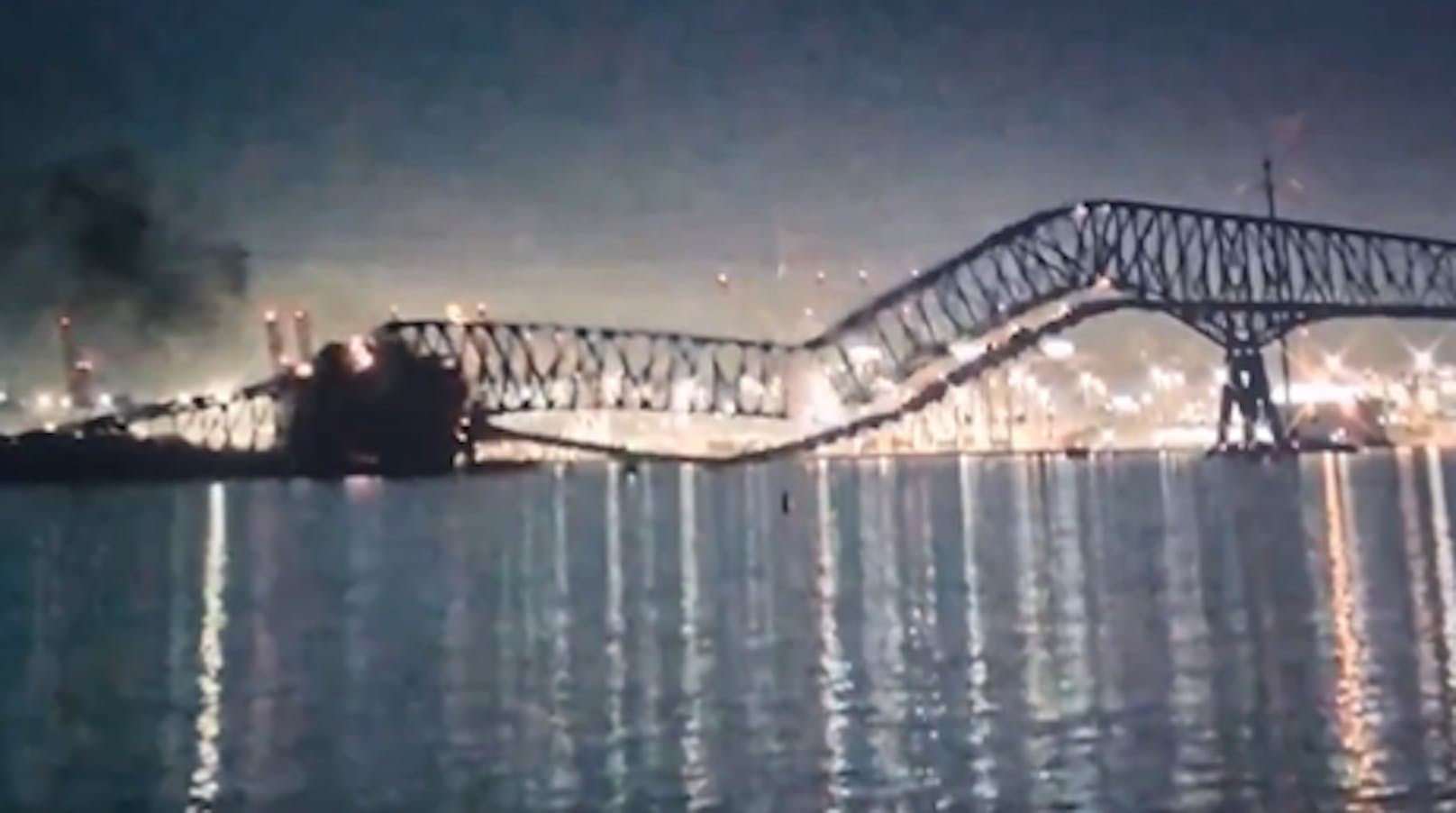 Wichtige Brücke nach Schiff-Crash komplett eingestürzt